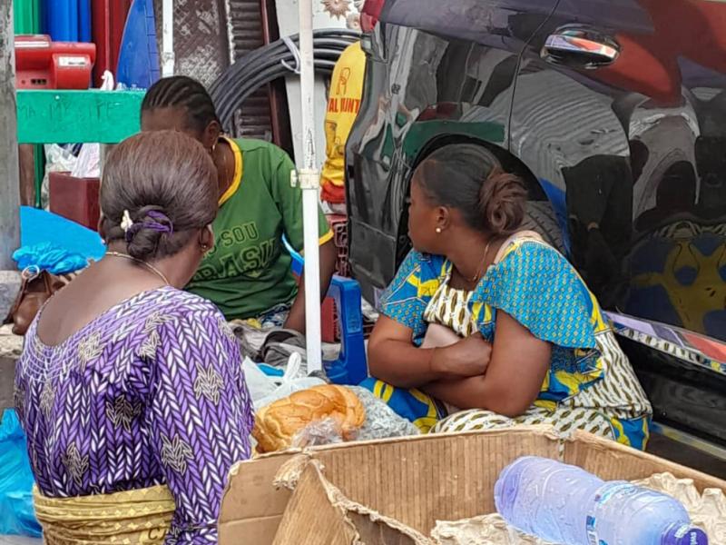 Image de Famille. Le lévirat et le sororat forcés en République Démocratique du Congo étaient des pratiques autrefois encouragées et pratiquées, mais elles sont désormais interdites par la loi congolaise. Les femmes qui ont vécu ces pratiques estiment qu'elles déshumanisent la femme et les enfants. Selon elles, ces pratiques considèrent la femme comme la propriété de la famille de son époux, permettent aux héritiers de bénéficier d'elle après le décès de son mari, et parfois la forcent à épouser un membre de la famille de son défunt mari. Le témoignage de Marcelline Kapita, une veuve, souligne les souffrances endurées par les femmes dans ces situations. Elle a été contrainte d'épouser le frère cadet de son défunt mari et se sent du coup achetée par la dot. La pénalisation de ces pratiques est perçue comme une libération pour les femmes, qui espèrent maintenant récupérer leurs droits et leur dignité. Ruth Biatela, une autre veuve, partage son expérience de discrimination et de maltraitance en tant que veuve, soulignant les inégalités de traitement entre les hommes et les femmes dans ces situations. Enfin, Alphonsine Menemene propose que l'État collabore avec les Organisations de la Société Civile, notamment les ONG, pour sensibiliser et éduquer les populations et mettre en application la loi sur la pénalisation du lévirat et du sororat. Elle insiste sur l'importance de traiter les femmes comme des êtres humains à part entière, quel que soit leur lieu de vie, et de mettre fin à des pratiques dégradantes. Quelle est votre analyse de la situation ?