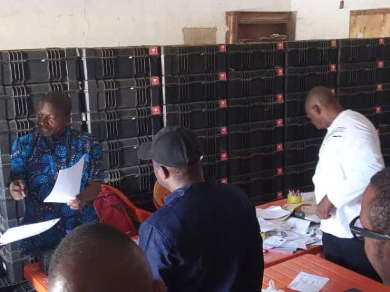 Image de Société. La province du Maniema a reçu 489 machines à voter électroniques et plus de 400 batteries pour les élections de décembre 2023. Le secrétaire exécutif provincial de la CENI, Sylvestre Mutoma Bushiri, a confirmé la réception et précisé que ces dispositifs complètent les machines existantes, remplaçant celles qui étaient défectueuses. Ces machines seront déployées dans les 21 circonscriptions électorales de Maniema. Comment la CENI s'assure-t-elle que les électeurs sont bien formés à l'utilisation de ces machines électroniques ?