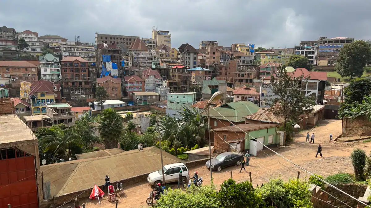 Image de Société. Les tarifs de transport en commun ont grimpé à Bukavu à la suite du bouclage. Par exemple, le trajet Bagira-frontière est passé de 1000 FC à plus de 2000 FC. D'autres itinéraires, tels que ONL Gendarmerie-frontière et Essence Major Vangu, ont également connu une augmentation similaire. Cette hausse est justifiée par certains chauffeurs en raison du nombre accru de barrières en ville. La société civile dénonce ces hausses comme une violation des directives du maire et propose même la suspension des bus dans les principales artères de Bukavu. Face à ces préoccupations, le maire prévoit de rencontrer les responsables des associations de chauffeurs pour discuter de ces problèmes. Quelles mesures le maire envisage-t-il pour assurer que les tarifs restent abordables pour les résidents de Bukavu?