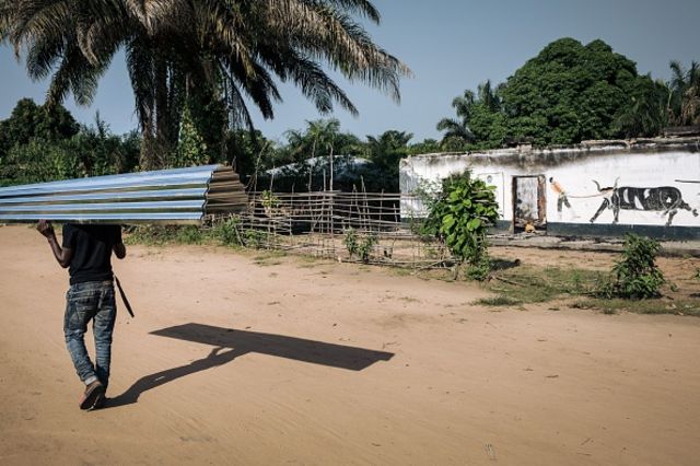 Image de Faits Divers. La forte pluie à Kwamouth a causé la mort de deux enfants, blessé dix personnes et détruit 216 maisons. Les victimes blessées sont hospitalisées et les défunts ont été enterrés. Les familles affectées sont sans abri et passent leurs nuits dehors. Le député national de Kwamouth, Guy Musomo, a sollicité l'intervention urgente du gouvernement, en particulier du ministère des actions humanitaires, pour soutenir et aider la population touchée, car ils n'ont pas les ressources nécessaires pour reconstruire. Quelles mesures préventives le gouvernement envisage-t-il pour éviter de telles catastrophes à l'avenir ?