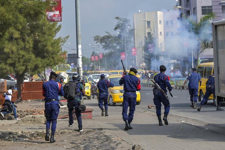 Image de Société. Suite à la répression sanglante d'une manifestation à Goma le 30 août 2023, la justice militaire congolaise a condamné quatre officiers le 2 octobre 2023. Le colonel Mike Mikombe a reçu une peine à perpétuité et trois autres ont été condamnés à dix ans de prison et deux ont été acquittés. Malgré ces condamnations, l'ONG "La Voix des sans voix" insiste sur le besoin d'une enquête plus approfondie pour déterminer si ces militaires ont agi de leur propre initiative ou s'ils étaient dirigés par des ordres supérieurs. La situation à Goma reste tendue, avec une histoire de tensions dues à la présence de groupes armés et de rébellions. Qui était vraiment derrière ces actes, et y a-t-il des forces plus influentes encore non identifiées ?