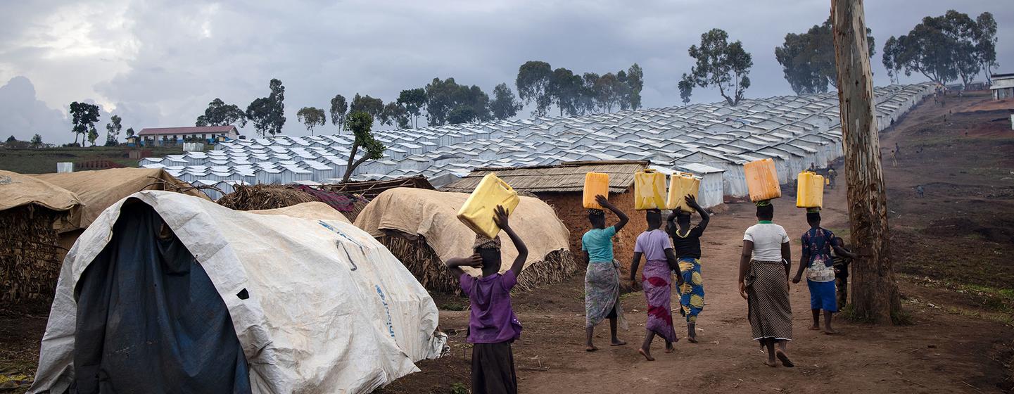 Image de Sexualité. Au Nord-Kivu, en RDC, les cas d'agressions sexuelles dans les camps de déplacés de Goma sont en alarmante augmentation. L'activiste Floribert Anzuluni, victime elle-même, rapporte que de nombreuses femmes, certaines aidées par des organisations humanitaires et d'autres non, sont contraintes de choisir entre le risque de viol et la faim pour leurs enfants. Les violences sexuelles sont un problème majeur dans cette région depuis près de 30 ans. Beaucoup de ces agressions sont perpétrées par des hommes en uniforme des Forces armées congolaises. Malgré le traumatisme et la stigmatisation, les victimes trouvent un certain réconfort en partageant leurs expériences avec d'autres qui ont subi des épreuves similaires dans le camp. Comment la communauté internationale peut-elle aider à mettre fin à cette crise humanitaire et sécuritaire ?