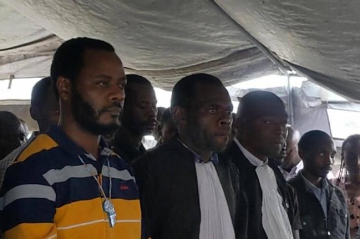 Image de Faits Divers. Ephraim Bisimwa, le chef de la secte "Agano la Wazalendo", a été condamné à la peine de mort par la justice militaire à Goma, dans la province du Nord-Kivu. Cette condamnation fait suite à des accusations d'association de malfaiteurs et de participation à un mouvement insurrectionnel. Parmi les 115 prévenus, 63 adeptes de la secte ont également été condamnés à des peines de 10 à 20 ans, tandis que 52 autres ont été acquittés. Ces condamnations font suite à des manifestations contre la MONUSCO qui ont entraîné la mort de plus de 50 personnes. Que pensez-vous de cette condamnation à la peine de mort ?