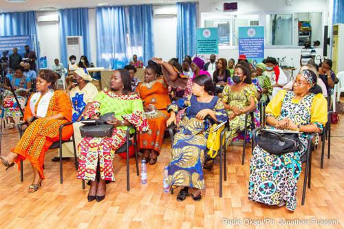 Image de Politique. En République Démocratique du Congo, le taux de candidatures féminines pour les élections législatives représente 17 %, soit un total de 4000 candidates parmi plus de 20 000 candidatures déclarées recevables. Les femmes politiques s'expriment sur cette inégalité et soulignent des obstacles tels que le manque de confiance en soi, les préjugés culturels, et les inégalités sociales. Certaines estiment que les responsabilités sociales de la femme limitent sa participation à la vie politique. Comment le pays peut-il surmonter ces défis pour encourager une représentation plus équilibrée des femmes en politique ?