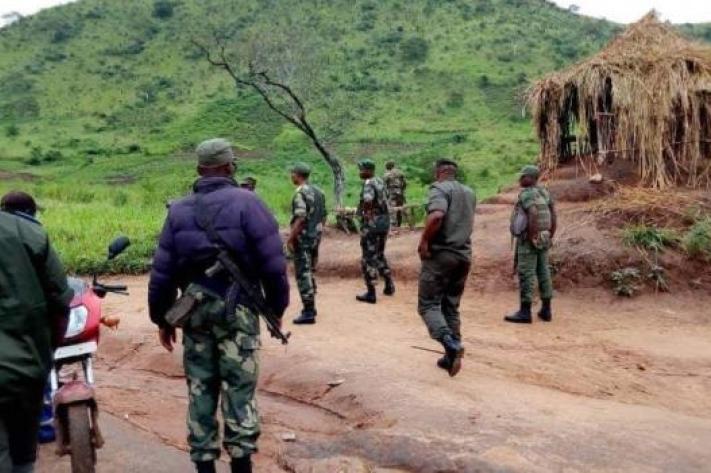 Image de Faits Divers. L'affrontement entre les Forces armées de la RDC et le groupe armé UPLD à Bafwasende, dans la province de la Tshopo, a abouti à la capture de 5 miliciens UPLD, dont leur leader, ainsi que la saisie de 4 armes AK-47. Un militaire a été blessé lors de l'opération. Les opérations de traque se poursuivent. Quelles sont les implications de ces affrontements pour la stabilité de la région ?