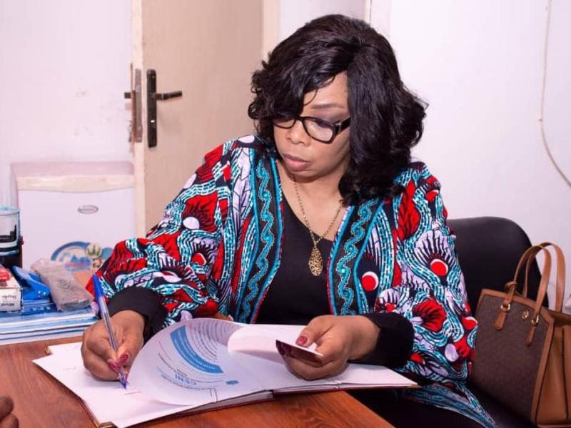 Image de Politique. Nicole Tshibola a pris officiellement ses fonctions de Secrétaire Exécutif Provincial de la CENI à Kinshasa après sa nomination annoncée le 22 septembre 2023. Elle a été accueillie par Anne-Marie Mukwayanzo, la secrétaire exécutif provincial sortant, lors d'une cérémonie de remise et reprise au siège du Secrétariat Exécutif Provincial de Kinshasa. La Commission Électorale Nationale Indépendante a publié un communiqué pour officialiser cette transition. Les responsabilités de Nicole Tshibola incluent la supervision des activités électorales au niveau provincial. Que pensez-vous de cette nomination dans le processus électoral à Kinshasa ?