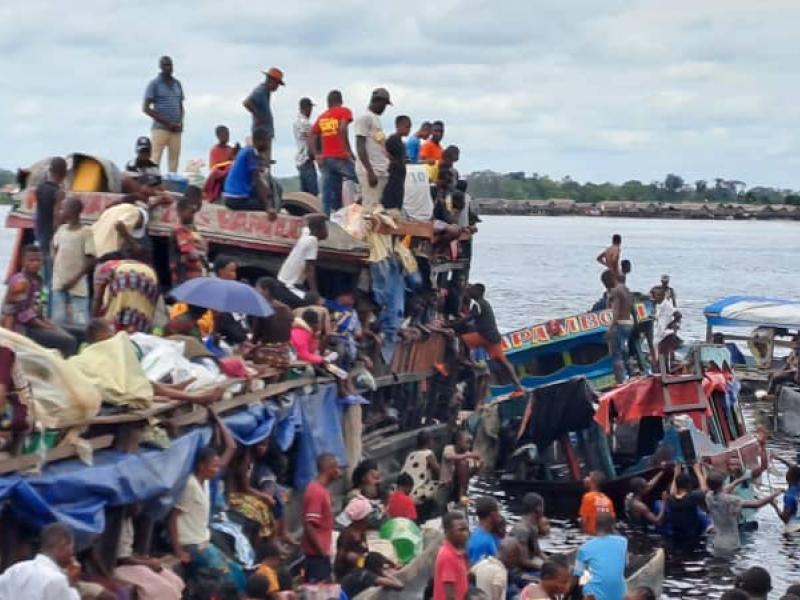 Image de Société. Le bilan du naufrage de la baleinière à Mbandaka, en République démocratique du Congo, a été révisé à la hausse. Il atteint désormais 30 morts. 30 corps ont été repêchés en deux jours, avec 167 personnes toujours portées disparues et 189 rescapés. Le ministre provincial de la santé, des actions humanitaires et de la solidarité nationale a fourni ces données. Les opérations de recherche des corps se poursuivent en aval du fleuve Congo, avec l'aide de la Croix-Rouge et du gouvernement provincial. Les rescapés regrettent le manque de moyens de transport sûrs dans la région. Comment pourrait-on améliorer la sécurité du transport fluvial dans cette région pour éviter de telles tragédies à l'avenir ?