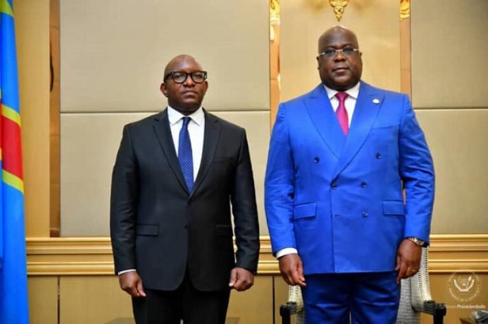 Image de Politique. Félix Tshisekedi a été honoré du titre de Docteur Honoris Causa par l'Université de Kinshasa pour ses réalisations dans le développement de la République démocratique du Congo. Le Premier ministre, Jean-Michel Sama Lukonde, a souligné que ce titre reflète le bilan positif du président Tshisekedi dans divers domaines tels que la sécurité, l'économie, les affaires sociales et l'environnement. Que pensez-vous de cette distinction ?