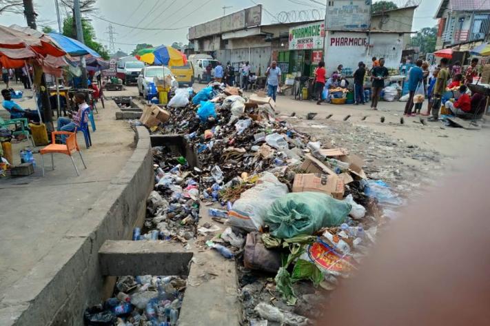 Image de Société. La commune présidentielle de Ngaliema, située à Kinshasa, la capitale de la République démocratique du Congo, est un lieu qui offre deux visages bien distincts. D'un côté, on trouve "Ngaliema la belle," qui englobe les quartiers huppés et attire l'attention de tous, en particulier des nouveaux mariés qui viennent y chercher le cadre idéal pour célébrer leur mariage. De l'autre côté, se cache "Ngaliema la crasseuse," une facette de la commune moins connue, où les problèmes d'inondations, d'insalubrité, d'érosion, d'insécurité et de maladies sont monnaie courante. Cette dualité de Ngaliema met en lumière le clivage social qui s'est installé dans cette commune et dans l'ensemble de la société congolaise. Les quartiers huppés se distinguent par de longues clôtures, de belles maisons, des jardins fleuris et un style de vie plus aisé. Ils sont souvent le symbole de la réussite sociale, où résident les élites, les personnalités publiques, et ceux qui ont accès aux privilèges de la ville. Ces quartiers attirent l'attention de tous, et leur esthétique soignée peut masquer les réalités moins attrayantes de la commune. En contraste, "Ngaliema la crasseuse" est une réalité souvent négligée, une partie de la commune où les problèmes de développement urbain et d'infrastructures se manifestent de manière criante. L'insalubrité est un problème majeur, avec des déchets qui s'accumulent dans les rues et des systèmes de gestion des déchets inefficaces. Les inondations sont fréquentes, car les canalisations d'eau pluviale sont souvent obstruées, et les résidents sont exposés aux risques de maladies liées à l'eau. L'érosion du sol est un autre défi, menaçant la stabilité des habitations et de l'infrastructure. L'insécurité est également un problème préoccupant dans certains quartiers de Ngaliema, avec des taux de criminalité plus élevés, ce qui nuit à la qualité de vie des résidents. L'insécurité peut prendre de nombreuses formes, des vols à main armée aux agressions, et elle crée un climat d'anxiété parmi la population. Les inégalités économiques et sociales qui sévissent à Ngaliema reflètent également les disparités plus larges dans la société congolaise. Cette commune, comme d'autres endroits au Congo, illustre la manière dont la richesse et le développement sont répartis de manière inégale, créant un fossé entre les classes sociales. Cependant, il est essentiel de noter que les problèmes de Ngaliema ne se limitent pas à une simple division géographique. Ils sont profondément enracinés dans des problèmes plus vastes, tels que la gouvernance urbaine, la planification urbaine, la gestion des ressources, et l'accès limité à des services de base de qualité. Pour résoudre ces problèmes, il faudra une approche globale qui tienne compte de ces réalités complexes. La question qui se pose est de savoir comment Ngaliema, comme de nombreuses autres régions du Congo, peut surmonter ces défis persistants pour créer un avenir plus équitable et prospère pour tous ses résidents. Il s'agit d'une question cruciale pour le développement du pays dans son ensemble. Les autorités locales, les organisations de la société civile, les partenaires internationaux et la population doivent collaborer pour aborder ces problèmes de manière holistique. Cela implique de prendre des mesures pour améliorer les infrastructures, la gestion des déchets, la prévention des inondations, la sécurité publique, l'accès à l'éducation et aux soins de santé, ainsi que la création d'opportunités économiques pour tous. De plus, il est impératif d'impliquer activement les résidents dans la prise de décisions et la mise en œuvre des solutions. Leurs perspectives, leurs besoins et leurs aspirations doivent être pris en compte pour garantir que les politiques et les projets répondent véritablement aux défis locaux. En fin de compte, la transformation de Ngaliema en une commune où chaque résident peut vivre dignement et en sécurité dépendra de la capacité de la société congolaise à relever ces défis complexes de manière coopérative et inclusive. La question qui se pose est la suivante : comment Ngaliema peut-elle devenir un modèle de développement durable et équitable pour le Congo tout entier ?