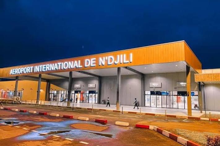 Image de Société. L'incident survenu à l'aéroport international de N'djili à Kinshasa, où un avion turc en mouvement au sol a heurté un Airbus d'une compagnie aérienne congolaise en stationnement, met en lumière les défis de la gestion du trafic aérien et de la sécurité dans les aéroports congolais. Cet événement suscite des préoccupations quant aux procédures de contrôle et à la coordination entre les équipes au sol et les pilotes. Il soulève également des questions sur la réglementation de l'aviation en République démocratique du Congo (RDC). L'incident s'est produit le 17 octobre 2023 à 1h15, lorsqu'un avion de type Gulfstream 5, opéré par une compagnie turque, a heurté un Airbus A330 immatriculé 9S-ASJ de la Compagnie africaine d'aviation (CAA), une société aérienne congolaise. Selon les témoignages recueillis, la collision aurait pu être évitée si le pilote turc avait suivi les instructions de la tour de contrôle de l'aéroport de N'djili. La principale cause de l'incident semble résider dans le refus du pilote turc de se faire guider par une équipe au sol. Au lieu de cela, il aurait préféré effectuer la manœuvre de déplacement de l'avion par lui-même. La tour de contrôle lui aurait recommandé de se faire tracter, mais il aurait décidé de procéder sans assistance. Pendant la manœuvre, la tour de contrôle aurait demandé au pilote de maintenir une faible puissance par mesure de précaution, compte tenu de la proximité des autres aéronefs sur la plate-forme. Malheureusement, malgré ces avertissements, la collision s'est produite entre le jet privé turc et l'Airbus de la CAA, qui était déjà stationné sur le parking. Le Gulfstream aurait ensuite reconnu qu'il avait mal interprété les instructions et qu'il aurait dû accepter l'assistance proposée par la tour de contrôle. Cette collision d'avions à N'djili n'est pas un cas isolé en République démocratique du Congo. Récemment, un incident similaire s'est produit à l'aéroport international de Luano à Lubumbashi, où deux avions sont entrés en collision au sol. Ces événements soulignent la nécessité d'améliorer la sécurité aéroportuaire et la réglementation de l'aviation dans le pays. Une enquête est en cours pour déterminer les circonstances exactes de l'incident à N'djili. Le Bureau permanent enquête incident et Accident d’aviation de la RDC (BPEA-RDC) est chargé de mener cette enquête pour établir les responsabilités et formuler des recommandations pour éviter de futurs incidents de ce type. Les aéroports en République démocratique du Congo sont des infrastructures essentielles pour le transport aérien et le commerce. Cependant, ils sont confrontés à des défis en termes de sécurité, de maintenance des équipements et de formation du personnel. Il est essentiel que des mesures soient prises pour renforcer la sécurité aéroportuaire et améliorer la coordination entre les différentes parties prenantes, y compris les pilotes, les équipes au sol et les contrôleurs de la circulation aérienne. La réglementation de l'aviation en RDC doit également être examinée pour s'assurer qu'elle est conforme aux normes internationales de sécurité aérienne. Les compagnies aériennes opérant dans le pays doivent respecter les procédures de sécurité et de contrôle pour éviter de mettre en danger la vie des passagers et du personnel au sol. En conclusion, cet incident à l'aéroport de N'djili souligne l'importance de la sécurité aéroportuaire en République démocratique du Congo. Il est essentiel que des mesures soient prises pour prévenir de futurs accidents de ce type et garantir la sécurité des opérations aériennes dans le pays. La question qui reste en suspens est de savoir comment les autorités aéroportuaires et l'industrie de l'aviation vont collaborer pour améliorer la sécurité aérienne en RDC.