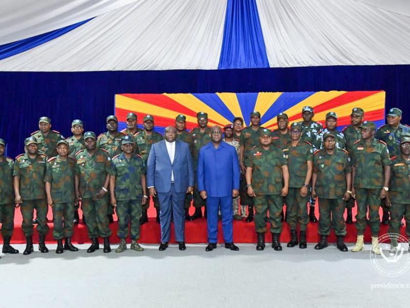 Image de Société. Le président de la République démocratique du Congo, Félix Tshisekedi, a partagé un repas avec les officiers de l'armée nationale mercredi, lors d'une rencontre marquée par un discours fort sur la responsabilité et les missions de l'armée dans un contexte de défense de la nation et de l'intégrité territoriale. Lors de cet événement, le chef de l'État a adressé un message clair à l'ensemble des militaires présents : "Nous formons un seul corps, un corps dévoué à la protection de notre nation, de ses institutions, de notre peuple, et de notre territoire national. Nous avons le devoir de remplir cette mission, y compris au sacrifice suprême si nécessaire, car notre pays est l'objet de convoitise et de tentatives de déstabilisation." Félix Tshisekedi a souligné l'importance de la mission de l'armée pour préserver la stabilité et l'ordre en République démocratique du Congo : "Nous ne pouvons pas nous permettre de léguer aux générations futures un pays instable, désorganisé, et vulnérable aux prédateurs extérieurs." Le président a également encouragé les militaires à rester fidèles à leur mission en promettant que le gouvernement mettra à leur disposition tous les moyens nécessaires pour les honorer pendant et après leur carrière militaire. Il a conclu en rappelant aux soldats qu'ils sont les gardiens de la nation, prêts à sacrifier leur vie pour protéger le pays. Cette rencontre intervient trois jours après une séance de "causerie morale" menée par le général Christian Tshiwewe, chef d'état-major général des Forces armées de la RDC (FARDC), au cours de laquelle il a réitéré les missions et la loyauté de l'armée envers le président Tshisekedi. Il avait également adressé un avertissement à ceux qui tenteraient de déstabiliser les institutions en place, en réponse aux menaces proférées par le général John Numbi dans une vidéo récemment diffusée sur les réseaux sociaux. L'importance de la réunion entre le président Tshisekedi et les officiers de l'armée La réunion entre le président Tshisekedi et les officiers de l'armée revêt une grande importance pour plusieurs raisons. Tout d'abord, elle a permis au chef de l'État de réaffirmer l'importance du rôle de l'armée dans la préservation de la sécurité et de l'intégrité territoriale de la République démocratique du Congo. En insistant sur le devoir des militaires de protéger la nation, ses institutions et son peuple, le président a renforcé le sentiment de responsabilité des forces armées envers le pays. De plus, en rappelant que le pays était l'objet de convoitise et de tentatives de déstabilisation, le président Tshisekedi a mis en lumière les menaces auxquelles la RDC est confrontée sur le plan de la sécurité. Cette déclaration vise à sensibiliser les officiers de l'armée sur l'importance de leur rôle dans la protection du pays contre ces menaces potentielles. En encourageant les militaires à rester fidèles à leur mission, le président a cherché à renforcer la cohésion au sein de l'armée et à promouvoir une culture de loyauté envers les institutions démocratiques du pays. Cette cohésion est essentielle pour garantir la stabilité et l'ordre en RDC, en particulier dans un contexte où des tensions politiques peuvent surgir. La promesse du gouvernement de mettre à disposition tous les moyens nécessaires pour honorer les militaires pendant et après leur carrière militaire vise à maintenir la motivation des troupes. L'assurance d'un soutien gouvernemental renforce le moral des militaires et les incite à remplir leur mission avec dévouement. Contexte politique et sécurité en RDC La République démocratique du Congo a été le théâtre de troubles politiques et de conflits armés au fil des décennies. Les enjeux politiques, ethniques et économiques ont souvent alimenté l'instabilité et la violence dans le pays. La situation s'est améliorée ces dernières années, notamment avec l'élection du président Félix Tshisekedi en 2019, qui a marqué une transition pacifique du pouvoir. Cependant, des défis persistent, notamment en ce qui concerne la sécurité. La RDC fait face à des groupes armés actifs dans certaines régions, en particulier dans l'est du pays. Ces groupes ont été responsables de violations des droits de l'homme et de déplacements massifs de populations. La stabilité du pays demeure fragile, et la protection de ses frontières et de son intégrité territoriale reste une préoccupation majeure. Les forces armées de la RDC jouent un rôle crucial dans la préservation de la sécurité nationale et la lutte contre ces groupes armés. Leur engagement est essentiel pour maintenir la stabilité et l'ordre dans le pays. La réunion entre le président Tshisekedi et les officiers de l'armée s'inscrit dans cette perspective de renforcement de la sécurité nationale. Les récentes tensions et menaces dans l'armée La réunion intervient également dans un contexte marqué par des tensions et des menaces au sein de l'armée congolaise. Récemment, le général John Numbi, un ancien chef de la police, a diffusé une vidéo dans laquelle il proférait des menaces contre les institutions en place. Le général Numbi, qui a été mis en cause dans le meurtre de l'activiste des droits de l'homme Floribert Chebeya en 2010, est considéré comme une figure controversée. Les menaces du général Numbi ont suscité des inquiétudes quant à la stabilité politique en RDC. En réponse, le général Christian Tshiwewe, chef d'état-major général des FARDC, a tenu une "causerie morale" au cours de laquelle il a réaffirmé la loyauté de l'armée envers le président Tshisekedi et mis en garde contre toute tentative de déstabilisation. La réunion entre le président Tshisekedi et les officiers de l'armée peut être interprétée comme une tentative de renforcer cette loyauté et d'apaiser les tensions au sein de l'armée. En rappelant aux militaires leur rôle essentiel dans la protection de la nation, le président cherche à dissuader toute tentative de déstabilisation et à garantir la cohésion des forces armées. Le rôle crucial de l'armée dans la stabilité du pays L'importance de l'armée dans la stabilité et la sécurité de la République démocratique du Congo ne saurait être surestimée. Les défis auxquels le pays est confronté, qu'il s'agisse de groupes armés actifs sur son territoire ou de menaces potentielles contre ses institutions, nécessitent une force armée solide et engagée. Les militaires jouent un rôle clé dans la préservation de la paix, de l'ordre et de l'intégrité territoriale du pays. Leur loyauté envers les institutions démocratiques est essentielle pour garantir une transition pacifique du pouvoir et maintenir la stabilité politique. La réunion entre le président Tshisekedi et les officiers de l'armée renforce le message selon lequel la mission de l'armée est fondamentale pour la RDC. En soulignant l'importance de la cohésion et de la loyauté au sein des forces armées, le président vise à renforcer la sécurité et la stabilité du pays. La réunion entre le président Tshisekedi et les officiers de l'armée suscite des questions sur l'avenir politique et sécuritaire de la République démocratique du Congo. Comment l'armée continuera-t-elle à remplir sa mission de protection de la nation et de l'intégrité territoriale ? Comment le gouvernement réagira-t-il face aux menaces potentielles contre la stabilité du pays ?