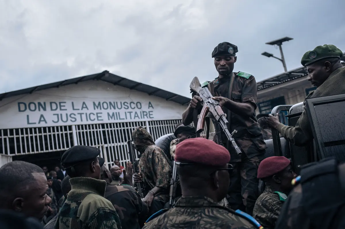 Image de Faits Divers. Le tribunal militaire garnison de Kikwit a rendu son verdict ce mercredi dans une affaire tragique de meurtre qui s'est produite le 16 août 2023 à Bukangalonzo, dans la province du Kwango. L'accusé, le caporal Busime, a été condamné à la peine de mort et à payer 10 millions de FC (Francs Congolais) en dommages et intérêts à la partie civile, Mafuta Inesse, bien que cette dernière ait initialement demandé 20 millions de FC. La peine capitale avait été réclamée par l'auditeur militaire, et le tribunal a donc suivi cette recommandation. Le condamné avait plaidé coupable lors du procès, affirmant avoir tué son compagnon par inadvertance en le confondant avec un milicien Mobondo. L'incident tragique qui a conduit à cette affaire a eu lieu le 16 août 2023 à 22 heures, dans la localité de Bukangalonzo, située dans la province du Kwango. À cette date et dans ce contexte, un malentendu est survenu entre les deux militaires impliqués dans cette affaire. Les tensions ont rapidement monté, et le caporal Busime, en colère, a ouvert le feu sur son compagnon, lui infligeant trois coups de feu mortels. La victime est décédée sur place, comme l'ont confirmé des sources militaires. La réaction du caporal Busime après le meurtre a été troublante. Il aurait tenté de mettre fin à ses jours après avoir réalisé l'ampleur de son acte. Cependant, sa tentative de suicide a échoué, et il s'est infligé une blessure à l'un de ses bras. Ce meurtre tragique survient dans un contexte où des militaires ont été déployés dans la province du Kwango pour lutter contre les miliciens Mobondo. Ces groupes armés opèrent dans cette région depuis le 12 mai de la même année, causant des préoccupations en matière de sécurité et de stabilité dans la province. L'affaire du caporal Busime a suscité l'attention du public et soulevé des questions sur les défis auxquels sont confrontés les militaires engagés dans des opérations de maintien de l'ordre, en particulier dans des zones où les tensions sont élevées. La confusion et les situations tendues sur le terrain peuvent souvent mener à des tragédies, comme celle qui a coûté la vie à un militaire. La décision du tribunal de condamner le caporal à la peine de mort soulève également des questions sur les lois et les normes qui régissent les jugements des tribunaux militaires dans de tels cas. Alors que cette affaire prend fin avec le verdict du tribunal, elle met en lumière l'importance de la formation, de la sensibilisation et de la gestion des conflits pour les forces de sécurité engagées dans des opérations délicates. Les autorités militaires et civiles doivent continuer à réfléchir aux moyens d'éviter de telles tragédies à l'avenir et de garantir que les militaires disposent des compétences nécessaires pour faire face à des situations difficiles tout en respectant les droits de l'homme et la loi.