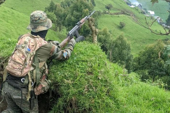 Image de Société. Les combats acharnés entre le M23 et les jeunes patriotes Wazalendo à Kitchanga, dans la région de Masisi, au Nord-Kivu, illustrent une situation complexe et volatile dans cette partie de la République Démocratique du Congo (RDC). Ces affrontements, qui ont éclaté le 21 octobre 2023, ont des implications profondes pour la région et suscitent de nombreuses questions sur la sécurité, la stabilité et l'avenir de la RDC. Examinons de plus près les origines de ces combats, les acteurs impliqués et les défis auxquels la région est confrontée. Contexte et origines des combats : Les combats à Kitchanga s'inscrivent dans un contexte de violence persistante et d'instabilité dans l'est de la RDC. La région du Nord-Kivu a été le théâtre de conflits armés et de troubles depuis des décennies, impliquant divers groupes armés, forces gouvernementales et acteurs régionaux. Le M23 est l'un de ces groupes rebelles, issu en partie d'une mutinerie de l'armée congolaise en 2012. Malgré des tentatives antérieures de désarmement et de réintégration, le M23 continue d'être actif dans la région. D'un autre côté, les jeunes patriotes Wazalendo, également connus sous le nom de VDP (Volontaires pour la Défense de la Patrie), sont un groupe d'autodéfense constitué principalement de civils locaux qui cherchent à protéger leurs communautés et à résister à l'influence du M23 et d'autres groupes armés. Ils ont émergé en réponse aux menaces constantes qui pèsent sur leurs communautés et tentent de défendre leurs droits et leurs terres. Les affrontements actuels ont commencé dans la région de Rutshuru, mais se sont rapidement propagés à Kitchanga, où le M23 a renforcé sa présence. La colline stratégique de Mubugu est tombée aux mains des rebelles, provoquant le déplacement de nombreux habitants qui cherchent refuge auprès de forces internationales de maintien de la paix et d'autres zones plus sûres. Acteurs impliqués : Les combats à Kitchanga mettent en évidence la complexité des acteurs impliqués dans le conflit en cours dans l'est de la RDC. Les principaux protagonistes sont les suivants : M23 : Le groupe rebelle M23, actif depuis plusieurs années, cherche à étendre son influence dans la région et à consolider son contrôle sur des zones stratégiques. Jeunes patriotes Wazalendo (VDP) : Les VDP sont des civils locaux qui défendent leurs communautés contre les groupes armés. Ils résistent aux incursions du M23 et d'autres acteurs. Forces de maintien de la paix : La MONUSCO (Mission de l'Organisation des Nations Unies pour la stabilisation en République démocratique du Congo) et la force de l'EAC (Communauté de l'Afrique de l'Est) sont présentes dans la région et tentent de maintenir la paix et de protéger les civils. Défis et enjeux : Les combats à Kitchanga soulèvent de nombreuses questions et défis pour la région et la RDC dans son ensemble : Stabilité régionale : Les conflits dans l'est de la RDC ont des répercussions sur la stabilité de la région, en particulier dans les pays voisins tels que l'Ouganda, le Rwanda et le Burundi. La propagation de la violence représente un risque pour la sécurité régionale. Protection des civils : La sécurité des civils est une préoccupation majeure, et le déplacement de populations en quête de sécurité est un signe des menaces constantes auxquelles ils sont confrontés. Réconciliation et résolution du conflit : La RDC fait face à des défis persistants en matière de réconciliation et de résolution des conflits. Il est essentiel de trouver des voies pour mettre fin aux hostilités et promouvoir la paix à long terme. Face à la situation actuelle à Kitchanga, comment les acteurs internationaux, régionaux et nationaux peuvent-ils travailler ensemble pour mettre fin aux combats, protéger les civils et favoriser une solution pacifique et durable à cette crise ?