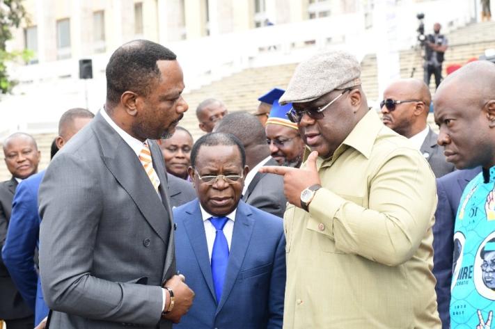 Image de Études/Devoirs. Le président Félix Tshisekedi a récemment donné des directives pour la mise en place de cantines scolaires dans des écoles de la République Démocratique du Congo (RDC). Cette initiative, annoncée lors de la 116e réunion des conseils des ministres, est une étape importante dans la poursuite de la gratuité de l'enseignement de base dans le pays. Dans ce contexte, le président Tshisekedi a rappelé l'importance de fournir une alimentation saine et équilibrée aux élèves, soulignant que la capacité de concentration et d'apprentissage des enfants dépend largement de leur alimentation. La mise en place des cantines scolaires en RDC vise à améliorer la qualité de l'éducation et à soutenir les élèves, en particulier ceux issus de milieux sociaux défavorisés. Pour réaliser cette vision, le gouvernement congolais a prévu un budget pour l'année 2024, allouant 1 milliard de Francs Congolais (FC) au projet des cantines scolaires. Le président Tshisekedi a exhorté le ministre de l'Enseignement primaire, secondaire et technique (EPST), Tony Mwaba, à définir une méthodologie d'opérationnalisation de ces cantines et à prévoir leur mise en place dans une dizaine d'écoles pilotes. Le projet des cantines scolaires est un aspect essentiel du programme de gratuité de l'enseignement de base en RDC, initié sous le leadership du président Tshisekedi. Ce programme vise à garantir que chaque enfant ait accès à une éducation de qualité, sans frais d'inscription ni coûts cachés. Les cantines scolaires joueront un rôle clé en veillant à ce que les élèves reçoivent une alimentation adéquate tout en fréquentant l'école, ce qui contribuera à améliorer leur santé, leur bien-être et leur capacité à apprendre. En plus de garantir l'accès à l'éducation, le gouvernement congolais s'efforce également de renforcer la qualité de l'enseignement dans tout le pays. Les réformes dans le secteur de l'éducation visent à améliorer les infrastructures, la formation des enseignants, la disponibilité de matériel didactique de qualité et l'accès à des ressources pédagogiques modernes. Le ministre de l'EPST, Tony Mwaba, a salué la volonté du chef de l'État en faveur de l'éducation nationale. L'éducation est un pilier essentiel du développement social et économique d'un pays, et l'engagement du président Tshisekedi en faveur de l'amélioration de l'éducation en RDC montre sa détermination à investir dans l'avenir de la nation. Alors que le gouvernement congolais s'efforce de mettre en œuvre ces réformes éducatives et de garantir que chaque enfant ait accès à une éducation de qualité, des questions subsistent quant à la manière dont ces cantines scolaires seront gérées, financées et surveillées. Les défis logistiques et opérationnels doivent également être pris en compte, notamment la préparation et la distribution des repas, le personnel de cantine, la gestion des ressources financières, et bien d'autres aspects. De plus, il sera crucial de s'assurer que l'impact des cantines scolaires sur la qualité de l'enseignement et sur la santé des élèves est évalué de manière rigoureuse. À l'heure où les premières étapes de la mise en place des cantines scolaires sont entreprises en RDC, les acteurs de l'éducation, les autorités gouvernementales, les organisations non gouvernementales et la société civile devront collaborer pour garantir la réussite de cette initiative. La question qui se pose est de savoir comment ces différents acteurs travailleront ensemble pour mettre en œuvre et gérer efficacement les cantines scolaires, tout en s'assurant que les élèves bénéficient au maximum de cette opportunité d'amélioration de leur éducation et de leur bien-être. La mise en place des cantines scolaires en RDC représente un défi important, mais aussi une opportunité de transformation positive pour le secteur de l'éducation. Cette initiative pourrait contribuer à combler le fossé en matière d'éducation, à renforcer la qualité de l'enseignement et à améliorer la vie des élèves en garantissant qu'ils reçoivent une alimentation appropriée. Reste à savoir comment ces objectifs ambitieux seront atteints et comment ils impacteront l'avenir de la jeunesse congolaise.