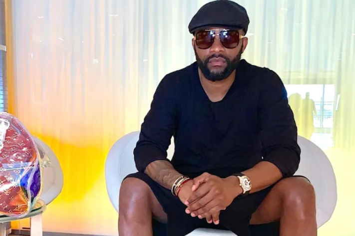 Image de Célébrités. Le monde du spectacle est une industrie complexe et exigeante, notamment pour les artistes de renommée mondiale. Fally Ipupa, l'une des stars les plus célèbres de la République démocratique du Congo (RDC), a récemment fait la une des journaux pour sa tournée européenne, accompagnée de 54 visas pour sa délégation. Cette nouvelle a suscité diverses réactions, certaines personnes s'interrogeant sur la nécessité d'une si grande équipe de voyage. Dans une interview avec la chroniqueuse Nana Boduga, Fally Ipupa a expliqué les raisons de cette décision, mettant en avant la réalité des grandes délégations artistiques. Un artiste de renommée mondiale Fally Ipupa est un artiste qui a connu un succès remarquable tout au long de sa carrière. En tant que musicien, auteur-compositeur et danseur, il a su conquérir un public international avec sa musique entraînante et son style unique. Ses performances scéniques sont connues pour leur énergie et leur grandeur, ce qui a contribué à sa renommée. En tant qu'artiste de cette envergure, Fally Ipupa est souvent sollicité pour des tournées internationales. Ses concerts attirent un grand nombre de fans à travers le monde, et il est fréquemment invité à se produire dans des festivals et des salles de concert prestigieuses. Cependant, cela signifie également qu'il doit gérer une grande équipe pour s'assurer que ses spectacles se déroulent sans accroc. Les exigences d'une tournée internationale Les tournées internationales, en particulier celles impliquant des artistes renommés, sont des opérations complexes. Il y a de nombreuses variables à prendre en compte pour assurer le succès de chaque spectacle. Voici quelques-unes des raisons pour lesquelles une grande délégation peut être nécessaire : Production du spectacle : Les spectacles de Fally Ipupa sont connus pour leur production grandiose. Cela inclut des décors élaborés, des jeux de lumières sophistiqués, des effets spéciaux, des danseurs, des musiciens, et bien d'autres éléments. Pour mettre en place et gérer une telle production, une équipe nombreuse est nécessaire. Logistique : Organiser une tournée internationale nécessite une planification minutieuse. Il faut gérer la réservation des vols, des hôtels, des transports terrestres, des repas, et bien d'autres détails logistiques pour une équipe de grande taille. Promotion et communication : Pour s'assurer que les concerts soient bien remplis, il faut une équipe de promotion et de communication pour faire connaître les spectacles, vendre des billets et gérer les relations avec les médias. Sécurité : La sécurité des artistes, de leur équipe et du public est une priorité absolue lors de tournées internationales. Cela implique de disposer d'une équipe de sécurité professionnelle pour gérer les risques potentiels. Gestion de la carrière : Les artistes de renommée mondiale ont souvent des contrats, des obligations médiatiques, des négociations de contrats, des rendez-vous de presse, et d'autres engagements à gérer pendant leurs tournées. Une équipe de gestionnaires de carrière est essentielle pour garantir que l'artiste puisse continuer à évoluer dans son domaine. Le parallèle avec d'autres artistes mondiaux Fally Ipupa a fait référence à des artistes internationaux tels que Michael Jackson et Beyoncé pour illustrer son point de vue. Ces stars mondiales sont connues pour leurs tournées grandioses et leurs performances spectaculaires, nécessitant une grande équipe pour les soutenir. Michael Jackson, le roi de la pop, était célèbre pour ses spectacles monumentaux, notamment sa tournée "Bad World Tour" en 1987. Il voyageait avec une équipe massive, comprenant des danseurs, des musiciens, des techniciens, et des membres du personnel. Pour coordonner cette équipe, il avait besoin d'une infrastructure logistique considérable. De même, Beyoncé, l'une des artistes les plus influentes de sa génération, est connue pour ses performances en direct à couper le souffle. Lors de sa tournée "Formation World Tour" en 2016, elle a voyagé avec plus de 100 personnes, y compris des danseurs, des musiciens, des stylistes, des maquilleurs, et d'autres membres de son équipe. Ces exemples illustrent que les grands artistes ont besoin d'une grande équipe pour réaliser leurs visions artistiques et offrir des performances mémorables à leur public. La musique et le spectacle sont des industries exigeantes qui nécessitent une logistique complexe pour fonctionner de manière efficace. L'impact sur la notoriété de la RDC Fally Ipupa est originaire de la République démocratique du Congo (RDC), et son succès international a eu un impact significatif sur la visibilité de son pays d'origine. En tant qu'ambassadeur de la culture congolaise, il a contribué à faire connaître la musique et l'art de la RDC à un public mondial. La présence de Fally Ipupa sur la scène internationale et sa tournée européenne contribuent également à renforcer la réputation culturelle de la RDC. Les artistes et les musiciens congolais sont reconnus pour leur talent et leur créativité, et Fally Ipupa est un exemple de cette excellence artistique. La tournée de Fally Ipupa est également une opportunité pour les membres de sa délégation d'acquérir de l'expérience internationale et de promouvoir la culture congolaise. Cela peut ouvrir des portes pour d'autres artistes et professionnels de l'industrie du divertissement en provenance de la RDC. Les attentes et la réalité des grandes délégations artistiques Il est important de comprendre que les grandes délégations artistiques ne sont pas une exception, mais plutôt la norme pour les artistes de renommée