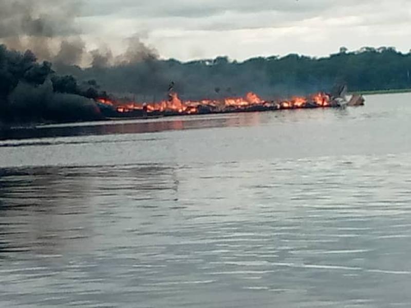 Image de Faits Divers. L'incident tragique survenu à Inongo, dans la province de Maï-Ndombe, en République démocratique du Congo, a récemment secoué la communauté locale et soulevé des préoccupations quant à la sécurité des transports maritimes dans la région. Une baleinière transportant du carburant en provenance de Kinshasa pour Kiri a pris feu en plein lac Maï-Ndombe, causant d'importants dégâts matériels et blessant plus de dix personnes. Cet événement a mis en lumière les risques associés au transport fluvial dans cette région largement entourée d'eau, ainsi que les besoins urgents en termes de mesures de sécurité et de sauvetage. Le drame s'est déroulé vendredi dernier, lorsque la baleinière a pris feu à quelques mètres du port Isaka, à Inongo. Selon le maire de la ville, l'incendie aurait été déclenché par l'un des passagers à bord, qui aurait allumé une cigarette. Tous les biens transportés ont été perdus, certains tombant dans les eaux du lac Maï-Ndombe et d'autres étant réduits en cendres. Fort heureusement, aucune perte de vie humaine n'a été signalée à ce stade. Cependant, plus de dix personnes ont été blessées et ont été prises en charge à l'hôpital. Une enquête est en cours pour déterminer les circonstances exactes de l'incident. Le maire d'Inongo, Bombani Bumba, a témoigné de la tragédie : "L'incendie a été causé par l'un des passagers qui était à l'intérieur. Il avait allumé sa cigarette. Il y a un grand nombre de gens qui sont internés à l'hôpital suite à cet effet. Ils étaient prêts à mourir, Dieu les a sauvés et tous les biens sont partis. À l'hôpital, pratiquement, il y a plus de 10 personnes." Cette récente catastrophe rappelle les préoccupations persistantes concernant la sécurité des transports maritimes dans la province de Maï-Ndombe. La région est caractérisée par un réseau hydrographique dense, et les déplacements fluviaux sont un moyen de transport vital pour la population locale. Cependant, ces voyages ne sont pas sans risques, comme l'ont montré d'autres incidents tragiques antérieurs. Le 15 août dernier, une baleinière transportant des centaines de personnes, y compris des fonctionnaires de l'État, avait échoué au port d'Oshwe, également dans la province de Maï-Ndombe. Cet accident avait causé la mort de huit personnes, en avait blessé huit autres, et avait laissé de nombreux passagers portés disparus. Ce drame avait déjà suscité des inquiétudes quant à la sécurité des transports fluviaux dans la région. Face à ces récents incidents, la ville de Kikwit, située dans la même province, plaide pour l'octroi de canots rapides afin de mettre en place des opérations de secours efficaces en cas d'accidents similaires. Ces canots pourraient jouer un rôle crucial dans la sauvegarde de vies humaines en situation d'urgence, en fournissant une réponse rapide aux accidents survenant sur les voies navigables de la région. Les tragédies récentes dans la province de Maï-Ndombe soulèvent des questions essentielles sur la nécessité d'améliorer la sécurité et la réglementation des transports maritimes dans cette région. Les autorités locales, en collaboration avec les organismes de régulation et les acteurs du transport fluvial, doivent prendre des mesures pour prévenir de futurs accidents et garantir la sécurité des passagers. Il est crucial de mettre en place des protocoles de sauvetage efficaces et des procédures d'urgence pour faire face aux risques inhérents aux déplacements fluviaux, tout en veillant à ce que les normes de sécurité soient respectées pour protéger la vie et les biens des passagers. La question qui se pose est la suivante : quelles mesures immédiates et à long terme les autorités et les parties prenantes de la région peuvent-elles prendre pour garantir la sécurité des transports maritimes dans la province de Maï-Ndombe et prévenir de futurs accidents ?