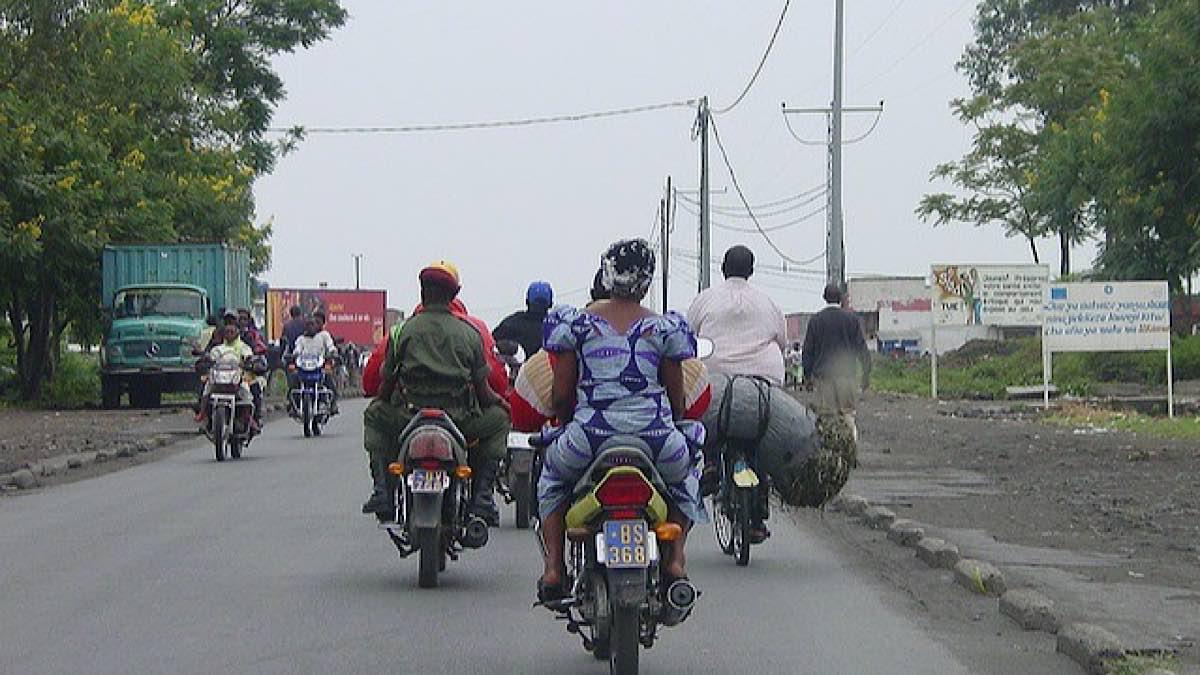 Image de Société. La situation actuelle à Goma, dans la province du Nord-Kivu en République Démocratique du Congo, est tendue et préoccupante. Les taximen moto, également connus sous le nom de "boda-boda", se sont mobilisés pour protester contre la hausse du prix du carburant, qui a eu un impact significatif sur leur gagne-pain et la vie quotidienne de la population locale. Cette manifestation reflète une situation plus large liée à la crise du carburant dans la région. Au cœur de cette crise se trouve une hausse spectaculaire du prix du carburant. Le litre de carburant, qui était récemment vendu à 3 500 francs congolais (FC) par litre, se négocie désormais entre 6 000 et 7 000 FC, principalement auprès de revendeurs locaux surnommés "Kadhafi". Cette augmentation massive des prix du carburant a eu un effet domino sur l'économie locale, en particulier sur le coût du transport. En raison de cette flambée des prix du carburant, les taximen motos et les chauffeurs de taxi se sont retrouvés dans une situation difficile. Leur principale source de revenus dépend de l'utilisation de véhicules motorisés, ce qui signifie que les coûts de carburant ont un impact direct sur leurs finances. Avec la hausse du prix du carburant, le coût du transport a grimpé en flèche, rendant la vie plus difficile pour de nombreux résidents qui dépendent de ces services pour leurs déplacements quotidiens. De plus, la situation est exacerbée par la fermeture de la plupart des stations-service de la région en raison du manque de stock. Le peu de carburant disponible est généralement réservé aux forces de défense et de sécurité, ce qui limite encore davantage l'accès à l'essence pour la population civile. Le président de l'Association des Pétroliers du Nord-Kivu (APENOKI), Providence Muhiga, a souligné les difficultés auxquelles le secteur pétrolier est confronté dans la région. Il a expliqué que les prix des produits pétroliers sont en hausse sur le marché international, tandis que le taux de change a également fortement augmenté. Cette combinaison de facteurs a entraîné des pertes financières pour de nombreuses stations-service. De nombreuses stations ont fermé leurs portes ou ont changé de propriétaires en raison de difficultés financières. Même celles qui sont encore ouvertes éprouvent des difficultés à renouveler leur stock en raison des incertitudes économiques. La situation est encore compliquée par le fait que la région est une zone opérationnelle en raison des conflits en cours. Il est également important de noter que le gouvernement a pris des mesures pour tenter de réguler la situation. Le vice-Premier ministre et ministre de l'Économie, Vital Kamerhe, avait convoqué une réunion à Lubumbashi le 30 septembre dernier, réunissant les acteurs du secteur pétrolier. L'une des résolutions de cette réunion était la publication d'une nouvelle grille tarifaire des produits pétroliers pour tenter de réguler les prix. Cependant, cette mesure n'a pas encore été mise en œuvre, ce qui suscite des critiques et des préoccupations parmi les acteurs du secteur pétrolier et la population en général. La crise du carburant à Goma et dans le Nord-Kivu est une question complexe et multifacette qui a des répercussions majeures sur la vie quotidienne des habitants de la région. Elle soulève des questions essentielles sur la gestion des ressources naturelles, les politiques économiques et les priorités gouvernementales. En cette période de difficultés économiques et de préoccupations croissantes liées au coût de la vie, il est impératif de comprendre comment le gouvernement envisage de résoudre cette crise et de garantir un approvisionnement adéquat en carburant pour la population. La question reste de savoir comment cette situation complexe évoluera et quelles mesures seront prises pour atténuer ses impacts sur la population de Goma et du Nord-Kivu dans son ensemble.