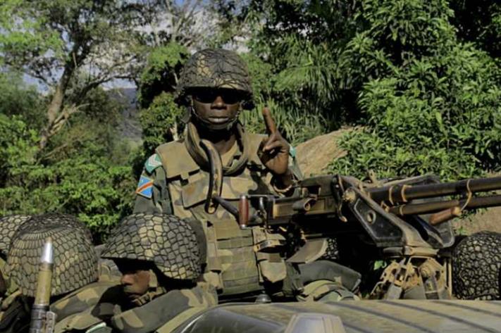 Image de Société. Le Nord-Kivu, situé dans l'est de la République Démocratique du Congo, a été le théâtre de conflits armés et d'instabilité politique pendant de nombreuses années. Les groupes rebelles, les forces gouvernementales et les groupes d'autodéfense locaux se sont souvent affrontés dans la région, provoquant des souffrances incommensurables pour la population civile. Le M23, un groupe rebelle controversé Le M23 est un groupe rebelle actif dans la région du Nord-Kivu depuis plusieurs années. Il est accusé d'avoir commis de nombreuses atrocités, y compris des meurtres, des viols et des pillages. Le groupe a été impliqué dans des combats contre les forces gouvernementales congolaises et les groupes d'autodéfense locaux. Les appels à un cessez-le-feu La communauté internationale, y compris l'East African Community (EAC) et les États-Unis, a fait pression pour un cessez-le-feu dans la région du Nord-Kivu. Ces appels sont motivés par le désir de mettre fin aux souffrances de la population civile et de trouver une solution politique aux conflits. La colère de la Société Civile La Société Civile du Nord-Kivu, une organisation citoyenne, exprime sa colère face à ce qu'elle considère comme un cessez-le-feu théorique et hypocrite. Elle estime que les appels à un cessez-le-feu ne sont pas suivis d'actions concrètes pour mettre fin aux violences perpétrées par le M23. Un ultimatum pour le gouvernement La Société Civile a donné un ultimatum de deux semaines au gouvernement congolais pour qu'il mette fin au cessez-le-feu et libère les zones sous le contrôle du M23. Elle menace d'appeler la population à la révolte si le gouvernement n'agit pas. Les conséquences des violences La région du Nord-Kivu a été le théâtre de violences récentes, y compris des attaques du M23 contre des civils. Des maisons ont été incendiées, des personnes tuées et blessées, et des biens pillés. Les populations locales ont été contraintes de fuir la violence. L'ambiguïté du gouvernement congolais La Société Civile déplore ce qu'elle considère comme l'ambiguïté du gouvernement congolais dans sa gestion du conflit. Elle estime que le gouvernement est attaché à un cessez-le-feu hypocrite, tandis que la population continue de souffrir et que l'intégrité territoriale du pays est violée par le Rwanda. Une situation explosive La situation dans le Nord-Kivu reste explosive, avec des groupes armés en conflit et une population civile prise au piège. La Société Civile appelle à des actions concrètes pour mettre fin à la violence et à la souffrance des civils dans la région. Face à cette situation complexe et volatile, comment la communauté internationale peut-elle contribuer à résoudre les conflits au Nord-Kivu et à protéger la population civile ?