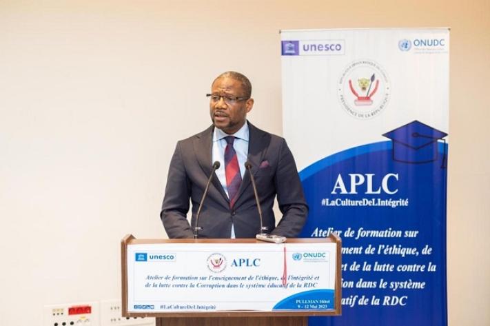 Image de Faits Divers. La suspension du Coordonnateur de l'Agence de Prévention et de Lutte contre la Corruption (APLC), Thierry Mbulamoko, soulève des questions importantes concernant les engagements juridiques de la République Démocratique du Congo (RDC) et son traitement des contentieux internationaux. Cette suspension est le résultat d'une affaire complexe liée à un contrat entre la RDC et le cabinet sud-africain Centurion Law Group, qui réclame 36 millions de dollars à l'État congolais. Cette situation met en lumière les enjeux liés à la lutte contre la corruption, à la gouvernance, et aux procédures légales internationales. L'affaire en question remonte à l'implication de la RDC dans un contentieux juridique avec la société Glencore, une entreprise anglo-suisse spécialisée dans le négoce et l'extraction de matières premières. La RDC avait engagé Centurion Law Group pour la défendre dans cette affaire qui impliquait des allégations de corruption de fonctionnaires. Pourtant, le cabinet sud-africain accuse aujourd'hui la RDC de ne pas avoir honoré ses obligations financières envers eux, en lien avec leur intervention dans cette affaire. Le montant de 36 millions de dollars réclamé par Centurion Law Group est une somme substantielle, et son non-paiement par la RDC soulève des questions sur la gestion des fonds publics et l'engagement du pays à respecter ses obligations contractuelles, en particulier dans des affaires internationales sensibles. La suspension de Thierry Mbulamoko, le directeur de l'APLC, est en lien direct avec cette situation. Les autorités congolaises ont pris cette mesure pour des raisons liées à son implication présumée dans le différend entre la RDC et Centurion Law Group. Il est nécessaire de clarifier les circonstances entourant cette suspension et de déterminer si les accusations à l'encontre de Mbulamoko sont fondées. Cette affaire suscite également des inquiétudes quant à l'image de la RDC sur la scène internationale. Elle peut être interprétée comme un signe de l'instabilité juridique et des défis liés à la gouvernance dans le pays. La RDC a déjà été confrontée à des problèmes de corruption et de manque de transparence, et cette nouvelle controverse risque d'aggraver sa réputation en matière de bonne gouvernance. Pour l'instant, les avocats de la RDC se sont rendus à la Cour arbitrale de Paris pour traiter cette affaire complexe. Il reste à voir comment cette procédure se déroulera et si un accord pourra être trouvé entre la RDC et Centurion Law Group pour résoudre le litige financier. Toutefois, cette situation soulève des questions plus larges sur la manière dont les pays gèrent les contentieux internationaux, la lutte contre la corruption, la transparence des contrats gouvernementaux, et l'importance de maintenir une image positive sur la scène internationale. Il est essentiel que la RDC traite cette question avec diligence et dans le respect du droit international, tout en garantissant la responsabilité et la transparence dans ses actions. La question qui se pose est donc de savoir comment la RDC résoudra cette situation complexe et comment elle prévoit d'améliorer sa gouvernance pour éviter de futurs litiges de ce genre, tout en protégeant son image sur la scène internationale.