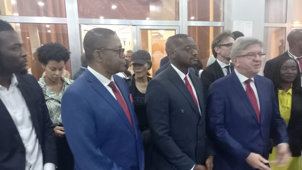 Image de Politique. Le leader de la France insoumise, Jean-Luc Mélenchon, s'est rendu à Kinshasa le 24 août dans le cadre d'une visite en République démocratique du Congo (RDC). Ce voyage revêt un caractère particulier, étant directement lié à la publication de son livre intitulé "Faites Mieux! Vers la Révolution Citoyenne". Le leader politique français était accompagné d'une délégation parlementaire française pour ce séjour. Au cours de sa visite en RDC, il prévoit de rencontrer le président Félix Tshisekedi ainsi que d'autres dignitaires congolais. Le point central de ses activités se concentrera sur l'Université de Kinshasa, où une conférence est prévue pour le 30 octobre. En outre, Mélenchon a également programmé une visite au parc marin des mangroves à Muanda. L'arrivée de Jean-Luc Mélenchon à Kinshasa a été marquée par des propos éloquents dans lesquels il a appelé à l'humilité des Européens face au dynamisme et à la réalité du continent africain. Il a affirmé : "Les Européens, qui ont souvent l'habitude de donner des conseils aux autres, doivent faire preuve d'humilité devant un monde aussi neuf en dynamisme, tandis que nous, la vieille Europe, sommes un peu plus lents à comprendre." Cette déclaration reflète une perspective de respect et d'apprentissage mutuel entre les continents et les cultures. Jean-Luc Mélenchon a insisté sur le fait qu'il était venu en tant qu'apprenant et non en tant que conseiller politique. Il a déclaré : "Nous venons plus modestement rencontrer et apprendre, et plus ambitieusement commencer un dialogue avec la société congolaise pour comprendre comment elle sait se déployer. C'est ce qui est le plus fascinant pour moi. L'ancien philosophe que je suis est assez fasciné par cet aspect de votre réalité nationale et du peuple qui vit ici et qui a surmonté tant de difficultés." Cette approche de dialogue et d'écoute témoigne de la volonté de Mélenchon de s'engager avec la société congolaise pour mieux comprendre sa dynamique et sa réalité. Le leader de la France insoumise a également précisé qu'il n'avait pas l'intention de s'immiscer dans les affaires électorales congolaises, soulignant qu'il était en RDC en tant qu'apprenant. Il ne s'agit pas d'une mission politique ou électorale, mais plutôt d'un voyage d'exploration, de découverte et de dialogue. Mélenchon s'est engagé à apprendre des expériences et des réalités congolaises pour enrichir sa compréhension du pays et de la région. Le séjour de Jean-Luc Mélenchon se poursuivra jusqu'au 31 octobre, et la délégation parlementaire française mènera ses propres démarches et activités au cours de cette visite en RDC. Ce voyage est l'occasion de renforcer les liens entre la France et la RDC, d'encourager un dialogue interculturel et de promouvoir une compréhension mutuelle entre les peuples. Il pose également des questions sur la manière dont les pays et les sociétés peuvent s'engager dans des échanges constructifs et respectueux pour un avenir plus harmonieux et éclairé. La visite de Jean-Luc Mélenchon en RDC soulève des questions importantes sur la diplomatie culturelle, les échanges intercontinentaux et les opportunités de dialogue entre les nations. Comment ces interactions entre personnalités politiques et sociétés peuvent-elles contribuer à la compréhension et à la coopération internationale ? Quelles sont les leçons qui peuvent être tirées de cette visite pour renforcer les relations internationales basées sur le respect et l'apprentissage mutuel ?