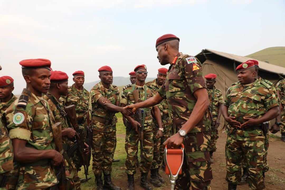 Image de Société. Au cœur du Nord-Kivu, l'une des provinces les plus instables de la République Démocratique du Congo (RDC), le Major-Général Aphaxard Kiugu, commandant de la Force Régionale de la Communauté d'Afrique de l'Est (EACRF), a pris les rênes d'une réunion d'une importance cruciale au Quartier Général de la Force à Goma. Cette réunion exceptionnelle a réuni les Commandants des Contingents des troupes de l'EACRF déployées dans cette région en proie à l'instabilité. Parmi ces commandants, ceux du Burundi, du Kenya, du Soudan du Sud et de l'Ouganda ont pris part à cette réunion stratégique. L'objectif de cette réunion était clair : évaluer la situation sécuritaire actuelle dans leurs zones de responsabilité respectives. En effet, la région du Nord-Kivu est confrontée à une recrudescence des activités des groupes armés, une situation qui compromet gravement les efforts déployés pour maintenir la paix et la stabilité dans cette partie de la RDC. Les Commandants ont saisi cette opportunité pour informer le Major-Général Kiugu des récentes flambées d'activités des groupes armés dans leurs zones de responsabilité. Ils ont mis en évidence la situation humanitaire critique qui prévaut dans ces zones, soulignant la nécessité pressante d'une intervention rapide afin d'atténuer les souffrances des personnes déplacées internes, dont le sort est de plus en plus préoccupant en raison du manque d'aide humanitaire. Face à cette situation délicate, le Commandant de la Force a tenu à exprimer son appréciation et son soutien aux troupes engagées dans la région. Il a insisté sur la nécessité impérieuse de mieux protéger les civils innocents, dont la vie et les biens sont constamment menacés par les affrontements en hausse entre les groupes armés actifs dans la zone d'opération conjointe de l'EACRF. Il a souligné que les citoyens ordinaires, pris au piège des conflits, étaient ceux qui supportaient le poids le plus lourd de ces violences. En outre, le Major-Général Kiugu a évoqué la montée de la propagande et des critiques dirigées contre l'EACRF. Il a encouragé les commandants à demeurer focalisés sur le mandat de la force et à rester résolus dans sa mise en œuvre. Il a également souligné l'importance d'une vigilance accrue et de la garantie de la protection des troupes contre toute menace potentielle ou imminente. De plus, le Commandant a rappelé aux commandants l'importance cruciale du respect du code de conduite et de la discipline des troupes, conformément aux instruments existants qui guident les opérations de l'EACRF, notamment l'Accord sur le Statut des Forces, le Concept d'Opérations et les Règles d'Engagement. Il a souligné que l'intégrité et la discipline des troupes étaient essentielles pour le succès des opérations de la force régionale. Toutefois, il convient de noter que, malgré les efforts déployés par l'EACRF pour maintenir la stabilité dans la région, la situation sur le terrain demeure volatile. Un soldat kényan de la force régionale de l'EAC a perdu la vie lors d'une attaque menée par les rebelles du M23 à Kibumba. Ces rebelles ont pris pour cible les positions des troupes de l'EACRF, démontrant ainsi la persistance de la violence armée dans la région, malgré le cessez-le-feu décrété par les chefs d'État de l'Afrique de l'Est dans le but de mettre fin à la guerre. La situation demeure tendue au Nord-Kivu, avec des manifestations à Goma réclamant le départ de l'EACRF. Le président Félix Tshisekedi a également soulevé des interrogations quant à l'efficacité de la force, en soulignant le rôle prépondérant de l'armée burundaise dans la lutte contre les groupes armés dans l'est de la RDC. Dans un environnement politique complexe et instable comme celui du Nord-Kivu, la mission de maintien de la paix de l'EACRF est confrontée à des défis majeurs. Le Nord-Kivu est une région riche en ressources naturelles et soumise à des conflits récurrents, ce qui en fait une zone d'intérêt stratégique pour de nombreux groupes armés. La présence de l'EACRF dans la région vise à contribuer à la stabilisation et à la pacification de la région, mais les obstacles persistent. La situation est d'autant plus complexe que les groupes armés opérant dans la région ont des intérêts variés et souvent concurrents. La compétition pour le contrôle des ressources naturelles, notamment les minéraux précieux, a alimenté les conflits armés dans la région depuis des années. L'EACRF est chargée de contribuer à désamorcer ces tensions et à créer un environnement propice au développement et à la stabilité. Face à ces défis, une question cruciale émerge : comment l'EACRF peut-elle relever ces défis et contribuer de manière plus efficace à la paix et à la stabilité dans le Nord-Kivu ? Les derniers développements sur le terrain et les inquiétudes exprimées par le président Tshisekedi soulèvent des interrogations sur la stratégie actuelle de la force régionale. De plus, la nécessité de maintenir la confiance des populations locales est essentielle. Les manifestations contre la présence de l'EACRF à Goma témoignent des préoccupations de certains habitants quant à l'impact de la force régionale sur leur quotidien. Il est impératif de comprendre et d'adresser ces préoccupations pour que la mission de l'EACRF soit véritablement bénéfique pour la population locale. La situation au Nord-Kivu demeure fluide et évolutive, et les réponses aux défis auxquels est confrontée l'EACRF nécessiteront une évaluation constante et une adaptation de la stratégie. Les enjeux de la région sont importants, tant sur le plan national que régional, et la stabilité du Nord-Kivu est cruciale pour l'avenir de la RDC et de l'Afrique de l'Est. Dans l'optique d'une résolution durable des conflits dans le Nord-Kivu, des efforts concertés au niveau national, régional et international sont indispensables. Le rôle de l'EACRF dans cette démarche reste déterminant, mais il est crucial de s'interroger sur les moyens de renforcer son efficacité et son impact positif dans la région. Ainsi, la question qui demeure ouverte est la suivante : comment l'EACRF peut-elle contribuer de manière plus efficace à la paix et à la stabilité au Nord-Kivu, tout en répondant aux préoccupations des populations locales et en relevant les défis posés par les groupes armés actifs dans la région ? La réponse à cette question sera déterminante pour l'avenir de la région et pour la mission de maintien de la paix de l'EACRF.