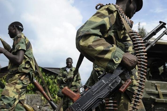 Image de Société. La reprise de la cité de Bambu par les rebelles du M23 après des combats acharnés avec les groupes d'autodéfense Wazalendo suscite des préoccupations dans la région du Nord-Kivu, en République démocratique du Congo. Les affrontements entre le M23 et les Wazalendo se sont intensifiés sur l'axe Tongo-Kishishe, en territoire de Rutshuru, au matin du jeudi 26 octobre 2023. Cette situation soulève des questions sur la stabilité de la région et le sort des civils qui sont une fois de plus pris au milieu de cette violence. Selon des sources sur place, les combats ont débuté quelques jours avant la reprise de la cité de Bambu par le M23. Les forces résistantes Wazalendo ont finalement dû se retirer, laissant le contrôle de la cité aux rebelles. Cette réoccupation de la cité a ravivé les inquiétudes des habitants de la région. Certains se demandent comment ils vont pouvoir vivre dans un environnement où la violence semble s'installer de manière cyclique. Un habitant local a exprimé sa préoccupation quant au retour du M23 à Bambu, d'autant plus que la région avait connu une accalmie après les massacres de Kishishe. Cette situation met en lumière les défis persistants en matière de sécurité et de protection des droits de l'homme dans la région du Nord-Kivu, où les conflits armés ont provoqué de nombreuses souffrances pour la population civile. De plus, les affrontements entre les Wazalendo et le M23 sur l'axe Kibumba-Goma, dans le territoire de Nyiragongo, ont également entraîné de nouveaux déplacements de civils. Cette situation crée une pression supplémentaire sur une population déjà vulnérable et déplacée, qui doit faire face à l'insécurité et à la précarité. En outre, il est important de noter que dans certains endroits, comme Masisi, le M23 aurait interdit aux habitants de quitter la cité, ce qui soulève des questions sur la liberté de mouvement et la sécurité des civils dans ces zones. La situation dans le Nord-Kivu est complexe, marquée par des conflits récurrents, des déplacements de population et une insécurité persistante. Les civils sont les premières victimes de cette violence, et la communauté internationale doit rester attentive à la situation et continuer à soutenir les efforts visant à rétablir la paix et la stabilité dans la région. Comment la communauté internationale peut-elle contribuer à mettre un terme aux conflits récurrents dans le Nord-Kivu et à assurer la sécurité et la protection des civils qui sont pris au piège de cette violence ?