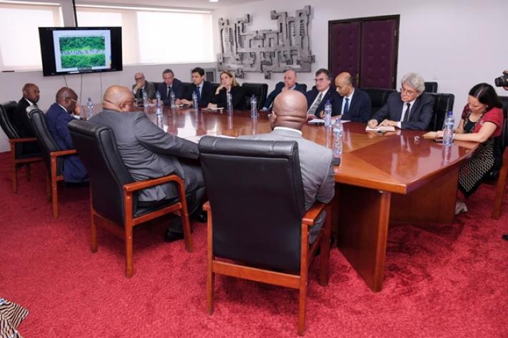 Image de Politique. La réunion entre les ministres congolais de la Défense, des Affaires étrangères et de la Communication, Jean-Pierre Bemba, Christophe Lutundula, et Patrick Muyaya, avec les ambassadeurs des pays membres de l'Union européenne (UE) et des États-Unis, pour présenter des preuves de l'agression rwandaise en République démocratique du Congo (RDC), a marqué une étape importante dans la gestion de la situation préoccupante dans l'est du pays. Cette réunion visait à informer la communauté internationale des développements récents et à sensibiliser sur la situation qui prévaut dans cette région. Les ministres ont utilisé divers moyens pour présenter leurs preuves, notamment des cartes et des images captées par des drones, montrant l'entrée de l'armée rwandaise sur le territoire congolais. Ces preuves visent à démontrer l'implication du Rwanda dans les affrontements en cours dans l'est de la RDC. La démarche du gouvernement congolais est de mettre à disposition de la communauté internationale des informations cruciales pour sensibiliser sur la situation et solliciter un soutien dans la gestion de cette crise sécuritaire. La rencontre entre le président congolais Félix Tshisekedi et la nouvelle ambassadrice de la Belgique à Kinshasa, Roxane De Bilderling, a également porté sur le soutien diplomatique que la RDC peut recevoir dans ce contexte de crise sécuritaire. La Belgique, en tant que partenaire européen, a rappelé la condamnation du soutien du Rwanda au M23 et a souligné l'adoption de sanctions par l'UE en réponse à ces développements. La situation dans l'est de la RDC reste préoccupante, avec des combats en cours et un bilan humanitaire lourd. Les autorités congolaises cherchent à privilégier une approche diplomatique pour résoudre la crise, en collaboration avec leurs partenaires internationaux. Cependant, la question qui demeure est la suivante : comment la communauté internationale peut-elle contribuer de manière plus efficace à la résolution de cette crise et à la protection des civils dans l'est de la RDC ?