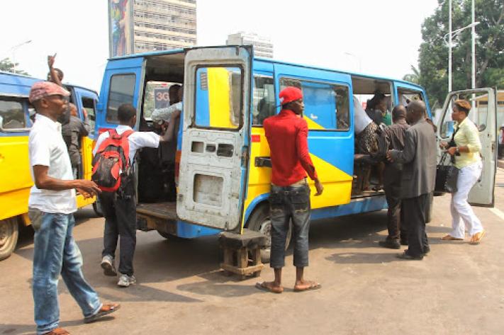 Image de Société. La récente augmentation du prix des transports en commun à Kinshasa a suscité une série de réactions et d'inquiétudes parmi les habitants de la capitale congolaise. Cette hausse a été largement motivée par une augmentation du prix du carburant, ce qui a entraîné une augmentation significative du coût des déplacements pour de nombreux résidents de la ville. La hausse du prix des transports en commun a été particulièrement ressentie par les habitants qui dépendent de ces services pour se rendre au travail, à l'école, ou pour effectuer d'autres déplacements essentiels. Cette augmentation subite a eu un impact direct sur le budget de nombreuses familles, qui se sont retrouvées à devoir payer plus cher pour leurs trajets quotidiens. Pour comprendre les implications de cette hausse des tarifs de transport à Kinshasa, il est important d'examiner les raisons qui ont poussé les chauffeurs de taxi, taxis-bus et taxis-motos à doubler leurs prix. En l'occurrence, l'augmentation du prix du carburant a été le principal facteur. Les conducteurs de ces véhicules dépendent largement du carburant pour alimenter leurs engins, et lorsque le prix du carburant augmente, ils ont tendance à répercuter cette hausse sur leurs clients en augmentant le prix des courses. Les conséquences de cette hausse des tarifs de transport sont multiples. Tout d'abord, elle impacte directement le pouvoir d'achat des citoyens. De nombreuses personnes à Kinshasa ont des revenus modestes et dépensent une part importante de leur budget pour les transports en commun. Lorsque les tarifs augmentent de manière significative, cela signifie que ces ménages doivent réallouer une part plus importante de leurs revenus pour se déplacer. Cela peut affecter leur capacité à subvenir à d'autres besoins essentiels, comme la nourriture, le logement et l'éducation. De plus, l'augmentation des tarifs de transport peut également avoir un impact sur la ponctualité et la fréquentation des écoles et des lieux de travail. Les habitants qui ne peuvent pas se permettre de payer les nouveaux tarifs plus élevés peuvent être en retard ou même manquer leurs engagements professionnels ou scolaires. Cela peut entraîner des conséquences négatives, telles que des retards au travail, des absences à l'école, voire des pertes d'emplois ou de revenus. Les habitants de Kinshasa ont également exprimé leur mécontentement face à cette augmentation soudaine des tarifs. De nombreux résidents estiment que les chauffeurs de taxi ont décidé d'augmenter leurs prix sans préavis ni concertation, ce qui a pris de court de nombreux usagers. Les clients se sont retrouvés à payer des tarifs plus élevés sans avoir la possibilité de négocier ou de contester cette hausse. Certains ont exprimé leur frustration face à cette situation, soulignant que cela entraîne des difficultés financières supplémentaires pour les ménages déjà vulnérables. Enfin, il convient de noter que l'augmentation des tarifs de transport à Kinshasa peut également avoir un impact sur l'économie locale. Les entreprises qui dépendent du transport de marchandises ou de la mobilité de leur personnel peuvent voir leurs coûts opérationnels augmenter en raison de cette hausse des tarifs. Cela peut éventuellement se traduire par des hausses de prix pour les consommateurs ou par des contraintes financières pour les entreprises locales. Il est important de noter que l'augmentation du prix des transports en commun à Kinshasa est le reflet de problèmes plus larges, notamment l'instabilité économique et la volatilité des prix des carburants sur le marché mondial. Les autorités locales et nationales devront peut-être envisager des mesures pour atténuer l'impact de cette hausse sur la population, tout en cherchant des solutions à long terme pour garantir la stabilité des tarifs de transport dans la région. En fin de compte, la situation actuelle à Kinshasa soulève des questions importantes sur la manière dont les augmentations des tarifs de transport affectent la vie quotidienne des habitants et sur la nécessité de trouver des solutions durables pour répondre aux besoins de mobilité de la population. Alors que les résidents continuent de faire face aux défis posés par cette hausse des tarifs, il est essentiel de trouver un équilibre entre les besoins des usagers, des conducteurs de taxi et des acteurs économiques locaux pour assurer une mobilité abordable et accessible pour tous. Comment les autorités locales et nationales envisagent-elles de répondre à ces préoccupations et de garantir un système de transport en commun équitable et efficace pour la population de Kinshasa ?