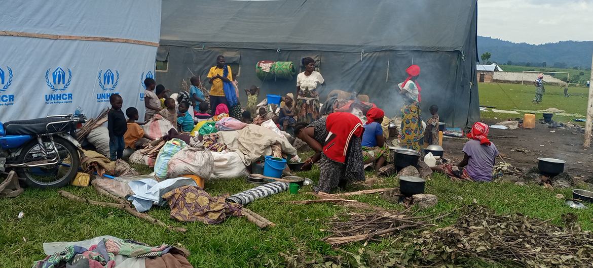 Image de Société. La République démocratique du Congo (RDC) traverse une crise humanitaire majeure, marquée par un nombre record de personnes déplacées à l'intérieur du pays. Selon l'Organisation internationale pour les migrations (OIM), le chiffre atteint désormais 6,9 millions de personnes déplacées, ce qui constitue un record absolu. Cette situation alarmante soulève de nombreuses préoccupations et défis, mettant en évidence la nécessité d'une action humanitaire et politique urgente pour répondre à cette crise. Le conflit est identifié comme la principale cause de ces déplacements, avec une grande majorité des personnes déplacées (environ 81 %) résidant dans les provinces de l'est de la RDC, notamment le Nord-Kivu, le Sud-Kivu, l'Ituri et le Tanganyika. Dans le Nord-Kivu, jusqu'à un million de personnes ont été déplacées en raison du conflit en cours avec le groupe rebelle "Mouvement du 23 Mars" (M23), soutenu par le Rwanda. Plus de 4,8 millions de personnes déplacées vivent au sein de familles d'accueil, ce qui souligne la pression énorme exercée sur les communautés d'accueil. La détérioration de la situation sécuritaire, en particulier dans le Nord-Kivu et l'Ituri, a conduit à une multiplication des déplacements et à une augmentation des besoins humanitaires. Les besoins les plus fondamentaux, tels que la nourriture, l'eau, l'abri et les soins de santé, sont essentiels pour la survie des personnes déplacées. Fabien Sambussy, chef de mission de l'OIM en RDC, souligne les crises auxquelles le peuple congolais est confronté depuis des décennies, et l'escalade récente du conflit qui a entraîné des déplacements massifs en un temps record. Il insiste sur l'importance d'apporter une aide urgente à ceux qui en ont le plus besoin. L'OIM, en collaboration avec d'autres organisations humanitaires, a intensifié ses efforts pour répondre à cette crise. L'organisation gère actuellement 78 sites de déplacement, accueillant plus de 280 000 personnes déplacées à l'intérieur du pays. Elle a construit des abris d'urgence, distribué des kits d'articles non alimentaires, fourni une assistance en eau, assainissement et hygiène, et renforcé les services de santé mentale et de soutien psychosocial. Cependant, malgré ces efforts, de nombreuses personnes déplacées continuent de souffrir et ont désespérément besoin d'aide pour répondre à leurs besoins essentiels. La sous-financiation des opérations humanitaires en RDC demeure un défi majeur, avec moins de la moitié des 100 millions de dollars demandés reçus à ce jour. La RDC est confrontée à l'une des plus grandes crises de déplacement interne et humanitaire au monde, et la question cruciale qui se pose est de savoir comment la communauté internationale peut mobiliser davantage de ressources et d'efforts pour répondre à cette crise. Comment peut-on assurer la sécurité, la dignité et la survie des millions de personnes déplacées en RDC ? Cette situation nécessite une réponse collective et coordonnée, mais les défis sont nombreux et complexes.