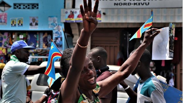 Image de Faits Divers. L'effervescence électorale à Idiofa, dans la province du Kwilu, à l'approche des élections, soulève des préoccupations quant au respect de la loi électorale et à l'ordre public. Les candidats se lancent déjà dans des campagnes prématurées, ornant les artères de la ville de leurs affiches, banderoles et drapeaux, tout en promouvant leurs programmes politiques à travers les médias locaux. Cependant, cette précipitation a entraîné des affrontements entre les partisans de différents candidats, perturbant la stabilité de la région. La société civile locale, représentée par Arsène Kasiama, coordinateur de la nouvelle société civile d'Idiofa, s'inquiète de cette situation et appelle à l'application stricte de la loi électorale. Les candidats à la députation ont déjà affiché leurs portraits le long des artères principales de la ville, et les partis politiques ont décoré les lieux publics de leurs drapeaux. Certains candidats ont même commencé leur campagne électorale avant la date officielle fixée par la Commission Électorale Nationale Indépendante (CENI). En conséquence, des heurts ont éclaté entre les partisans de ces candidats, perturbant l'ordre public. Arsène Kasiama insiste sur l'importance du respect du calendrier électoral établi par la CENI, soulignant que les campagnes électorales prématurées sont une source de désordre et de tension au sein de la population. Il appelle les candidats à attendre la date officielle pour lancer leurs campagnes électorales et exhorte les autorités compétentes à prendre des mesures pour faire respecter la loi. Cependant, nos tentatives pour contacter le secrétaire exécutif provincial de la CENI Kwilu n'ont pas abouti, laissant planer des incertitudes quant à la manière dont les autorités électorales comptent gérer cette situation. Ce phénomène de campagnes électorales anticipées n'est pas limité à Idiofa, mais se propage également dans d'autres villes, notamment Bandundu-Ville et Kikwit. L'inquiétude grandit quant à la possibilité que ces préparatifs prématurés ne perturbent davantage le climat politique et social à l'approche des élections. Les observateurs et acteurs locaux s'interrogent sur les mesures qui seront prises pour garantir que le processus électoral se déroule dans un climat de sérénité et de respect des règles électorales. La question demeure : comment les autorités électorales, les candidats et la société civile vont-ils collaborer pour garantir la transparence, la crédibilité et la paix lors des élections à venir, malgré les défis posés par les campagnes électorales prématurées ?