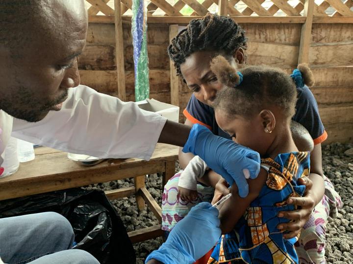 Image de Santé. La province du Kasaï, en République démocratique du Congo, fait face à une recrudescence de cas de rougeole, une maladie virale éruptive aiguë qui touche principalement les enfants. À Tshikapa, chef-lieu de la province, les autorités de santé signalent une augmentation inquiétante des cas de contamination et de décès dus à la rougeole. Le Dr Célestin Mamba, responsable de la division provinciale de la santé par intérim, a révélé que plus de 30 000 cas suspects de rougeole ont été détectés depuis le début de l'année 2023. Parmi ceux-ci, plus de 1 000 décès ont été enregistrés au cours des 42 premières semaines de l'année en cours. Cette situation préoccupante est attribuée à la propagation de la maladie dans plusieurs zones de santé de la province du Kasaï, notamment Mushenge, Luebo, Mweka, Bulape, Kanzala, Mueka et Kalonda. Le Dr Mamba a souligné que les enfants âgés de 6 à 59 mois sont particulièrement vulnérables à la rougeole et que la vaccination est le moyen le plus efficace de prévenir la maladie. Il a annoncé que des campagnes de vaccination seront prochainement organisées dans les 14 zones de santé de la province du Kasaï pour lutter contre la propagation de la rougeole. En attendant le lancement de la vaccination, les autorités locales appellent les parents à amener leurs enfants dans les centres de santé les plus proches dès l'apparition des symptômes de la rougeole, afin d'assurer une prise en charge précoce. La rougeole est une maladie virale hautement contagieuse qui peut entraîner des complications graves, notamment des pneumonies, des encéphalites et des décès. Les symptômes courants de la rougeole comprennent la toux sèche, la conjonctivite, les yeux larmoyants, la sensibilité à la lumière, les éternuements répétés, une éruption cutanée brun-rougeâtre et des courbatures généralisées. La vaccination contre la rougeole est le moyen le plus efficace de prévenir la maladie, mais de nombreuses régions du monde, y compris certaines parties de la RDC, continuent de faire face à des défis pour garantir une couverture vaccinale adéquate. La propagation de la rougeole est une préoccupation majeure pour les autorités sanitaires, car elle peut se propager rapidement, en particulier dans les zones où de nombreux enfants ne sont pas vaccinés. La question qui se pose est de savoir comment les autorités de santé du Kasaï prévoient de renforcer la vaccination et d'endiguer la propagation de la rougeole dans la province. Les campagnes de vaccination seront-elles suffisantes pour atteindre les enfants vulnérables, en particulier dans les zones touchées par la maladie ? La sensibilisation des parents à l'importance de la vaccination et à la détection précoce des symptômes de la rougeole est cruciale pour lutter contre cette épidémie. L'ampleur de la situation et les efforts déployés pour y faire face soulèvent des questions plus larges sur les systèmes de santé en RDC, notamment en ce qui concerne la prévention et le contrôle des maladies infectieuses. La rougeole est une maladie évitable, et la prévention de son expansion nécessite une coordination efficace entre les autorités sanitaires, les partenaires internationaux et la sensibilisation de la population. La gestion de cette épidémie de rougeole est un défi pour la RDC, qui doit également faire face à d'autres enjeux de santé publique, notamment la lutte contre l'épidémie d'Ebola dans certaines régions du pays.