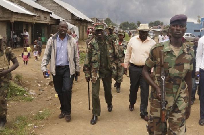 Image de Société. La République démocratique du Congo (RDC) fait face à une nouvelle épreuve de sa souveraineté en raison de la résurgence des violences du M23, un groupe rebelle soutenu par le Rwanda. Cette situation met en péril la stabilité de la région des Grands Lacs et soulève des préoccupations quant à l'autorité de l'État congolais sur certaines parties de son territoire. Le M23, un groupe rebelle notoirement actif dans l'est de la RDC, est devenu une source de préoccupation majeure pour le gouvernement congolais et la communauté internationale. Soutenu par le Rwanda, il contrôle désormais une grande partie des territoires de Rutshuru et Nyiragongo, situés dans la province du Nord-Kivu à l'est du pays. Les rebelles exercent leur autorité dans ces zones, imposant des impôts aux populations locales et s'adonnant à l'exploitation illicite des minerais, une activité lucrative dans cette région. Dans un communiqué officiel, le M23 a instauré un couvre-feu sévère, limitant la liberté de mouvement des résidents de ces territoires. Le couvre-feu est en vigueur de 21 heures à 05 heures, et toute personne trouvée en dehors de son domicile après cette heure est passible d'arrestation et de violence. Cette imposition d'un couvre-feu par un groupe rebelle met en évidence la faiblesse de l'État congolais à rétablir son autorité sur ces territoires et à garantir la sécurité de ses citoyens. La résurgence du M23 est une menace sérieuse pour la stabilité de la région des Grands Lacs. La situation rappelle les conflits passés dans la région, caractérisés par l'implication de groupes armés, des intérêts économiques en jeu, et le soutien de pays voisins. L'intervention du Rwanda en soutien au M23 soulève des inquiétudes quant à l'ingérence étrangère dans les affaires internes de la RDC et à l'impact sur la stabilité régionale. Outre les conséquences sur la stabilité politique, la résurgence du M23 pourrait également avoir des répercussions négatives sur l'économie de la RDC. L'est du pays est riche en minerais, notamment en coltan, cassitérite, et or, qui sont des ressources cruciales pour l'industrie électronique mondiale. L'exploitation illicite de ces minerais par les groupes armés nuit à l'économie congolaise et perpétue un cycle de violence et d'instabilité. Comment la RDC peut-elle rétablir son autorité sur ces territoires et garantir la sécurité de ses citoyens ? La résurgence du M23 met également en lumière la nécessité d'une réponse régionale et internationale pour faire face aux groupes armés actifs dans la région des Grands Lacs et promouvoir la stabilité politique et économique.