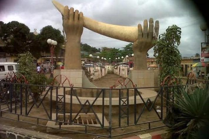 Image de Faits Divers. Une tragédie s'est produite à Boma, dans la province du Kongo-Central, lorsque deux policiers ont mené une opération de traque des jeunes joueurs de jeux de hasard, aboutissant à la mort tragique d'une jeune femme dans la vingtaine. Le drame s'est déroulé dans l'après-midi du vendredi 3 novembre 2023, au quartier Kikuku, commune de Nzadi. Selon les témoins oculaires, les policiers ont été envoyés dans le quartier pour mettre fin aux activités de jeux de hasard qui semblaient prospérer parmi les jeunes. Cependant, la situation a rapidement dégénéré lorsque les jeunes ont tenté de s'enfuir pour échapper à l'opération de police. Au cours de la poursuite, l'un des policiers aurait tiré un coup de semonce qui a tragiquement touché la jeune fille, la tuant sur le coup. Un témoin sur les lieux a expliqué la séquence des événements : "Il s'agit de deux policiers du sous-commissariat Puela qui sont venus traquer les jeunes qui se donnent aux jeux de hasard. Ces derniers ont fini par s'échapper. Se lançant à leur recherche, un des policiers a tiré une balle de sommation qui, malheureusement, a touché la jeune fille qui pourtant sortait de sa maison." Cette terrible tragédie a immédiatement secoué la communauté locale et suscité l'indignation parmi les habitants de Boma. Les deux policiers responsables de l'opération ont tenté de fuir les lieux après l'incident, mais ont été rapidement appréhendés par la population locale. Les autorités ont ensuite pris en charge les deux policiers et les ont détenus à l'auditorat militaire, en attendant l'ouverture de leur dossier judiciaire. Réactions et Déroulement de l'Enquête Cette tragédie a suscité une réaction immédiate de la part des autorités locales et des responsables de la sécurité. L'ouverture d'une enquête a été rapidement annoncée pour établir les circonstances exactes de la mort de la jeune femme et déterminer la responsabilité des policiers impliqués. Le gouverneur de la province du Kongo-Central, Atou Matubuana, a exprimé sa profonde tristesse face à cette tragédie et a promis que justice serait rendue. Il a déclaré : "Nous sommes attristés par cet événement malheureux. Les forces de l'ordre doivent protéger la population et non pas causer de telles tragédies. Nous avons ordonné une enquête approfondie pour établir la vérité et garantir que les responsables répondent de leurs actes." Les réactions des résidents de Boma ont été mêlées de tristesse et d'indignation. De nombreuses personnes ont exigé que des mesures soient prises pour prévenir de telles tragédies à l'avenir et pour renforcer la formation et la supervision des forces de l'ordre. Opportunité pour la Réforme Policière Cette tragédie met en lumière l'importance de la réforme policière et de la formation pour garantir que les forces de l'ordre agissent de manière professionnelle et respectent les droits des citoyens. Elle souligne également la nécessité d'une supervision adéquate pour prévenir de tels incidents. Comment cette tragédie pourrait-elle contribuer à l'amélioration de la formation et de la supervision des forces de l'ordre en République démocratique du Congo, et quelles mesures devraient être prises pour empêcher de telles tragédies à l'avenir ?