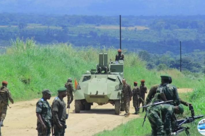 Image de Société. Les premiers jours de novembre ont été marqués par des affrontements violents entre les Forces Armées de la République Démocratique du Congo (FARDC) et les combattants Mai-Mai du groupe YIRA Force dans la région de Mangurijipa. Ces événements ont une fois de plus rappelé la fragilité de la situation sécuritaire dans certaines parties du pays, notamment dans la province du Nord-Kivu. Le 6 novembre, en début de matinée, un affrontement a éclaté entre les combattants Mai-Mai du YIRA Force et les agents de sécurité stationnés au Checkpoint situé à l'entrée de la ville de Butembo, sur la route reliant Butembo à Mangurijipa. Cette attaque a pris de court les forces de sécurité, qui se sont retrouvées face à une situation de danger imminent. Selon le capitaine Antony Mwalushay, porte-parole des opérations Sokola 1 Grand Nord, les combattants Mai-Mai ont lancé une attaque armée contre les agents de sécurité présents au Checkpoint aux alentours de 5 heures du matin. L'attaque a été violente et soudaine, mettant en danger la vie des forces de sécurité et des civils se trouvant à proximité. Les combats ont rapidement éclaté, opposant les combattants Mai-Mai aux forces de l'armée régulière congolaise, les FARDC. Au cours de l'affrontement, un combattant Mai-Mai du YIRA Force a été neutralisé, tandis qu'un soldat des FARDC a été blessé par une flèche. Le soldat blessé a été évacué d'urgence vers un hôpital pour recevoir des soins appropriés. Le capitaine Antony Mwalushay a tenu à rassurer la population locale en déclarant que la situation était désormais sous contrôle et que les usagers de la route Mangurijipa pouvaient reprendre leurs activités sans crainte. Ces affrontements ponctuels ne sont malheureusement pas rares dans certaines régions de la République Démocratique du Congo, en particulier dans la province instable du Nord-Kivu. Les groupes armés, y compris les combattants Mai-Mai, continuent de représenter une menace pour la sécurité et la stabilité de la région. Il est essentiel de comprendre les dynamiques complexes qui sous-tendent ces affrontements et les raisons pour lesquelles les groupes armés persistent dans ces zones. De plus, la réponse du gouvernement et de la communauté internationale à ces défis sécuritaires est d'une importance cruciale pour la stabilisation à long terme de la région. La situation sécuritaire dans la province du Nord-Kivu, en particulier, est le résultat de plusieurs facteurs. La région est riche en ressources naturelles, ce qui en fait un enjeu géopolitique majeur. Elle est également située à proximité des frontières avec l'Ouganda et le Rwanda, ce qui facilite les mouvements transfrontaliers de groupes armés et de rebelles. De plus, la province du Nord-Kivu a été le théâtre de conflits armés récurrents depuis des décennies. Ces conflits ont des racines complexes, impliquant des rivalités ethniques, des luttes pour le contrôle des ressources, des tensions intercommunautaires et des intérêts économiques. La présence de groupes armés locaux, tels que les combattants Mai-Mai, s'inscrit dans ce contexte de conflits persistants. Les Mai-Mai sont des groupes armés locaux qui sont souvent liés à des communautés ethniques ou régionales spécifiques. Ils ont émergé en tant que forces d'auto-défense dans le contexte des conflits armés, mais certains sont devenus des acteurs majeurs du paysage sécuritaire de la RDC. Leur composition est variée, allant des jeunes aux anciens combattants, et leurs motivations peuvent être diverses, de la défense de leurs communautés à la quête de pouvoir politique ou à la recherche de ressources naturelles. L'attaque contre les agents de sécurité au Checkpoint près de Butembo met en lumière le défi que représente la présence continue de groupes armés dans la région. Les combats sporadiques, les embuscades et les actes de violence contre les forces de sécurité, les civils et les infrastructures sont malheureusement courants. Pour résoudre ce problème complexe, une approche multifacette est nécessaire. Cela comprend des efforts diplomatiques pour résoudre les conflits sous-jacents, le désarmement des groupes armés, le renforcement des capacités de l'armée congolaise, ainsi que des mesures visant à améliorer la gouvernance et à répondre aux besoins des communautés locales. La situation dans le Nord-Kivu illustre également l'importance de la coopération régionale et internationale. Les frontières poreuses de la RDC avec ses voisins permettent aux groupes armés de se déplacer facilement d'un pays à l'autre. Une coordination efficace entre les pays de la région est essentielle pour endiguer le flot des armes et des combattants. Les défis liés à la sécurité en RDC sont complexes et persistent depuis de nombreuses années. La stabilité à long terme de la région dépendra de la capacité du gouvernement congolais, de la communauté internationale et des acteurs régionaux à s'attaquer à ces problèmes de manière cohérente et durable. En fin de compte, la paix et la sécurité en RDC ne peuvent être atteintes que par un effort concerté visant à résoudre les causes profondes des conflits, à désarmer les groupes armés et à renforcer les institutions étatiques. La population congolaise mérite la paix et la stabilité, et il est impératif de travailler ensemble pour réaliser cet objectif. Alors que la situation sécuritaire en RDC reste fragile, il est essentiel de suivre de près les développements et de continuer à soutenir les efforts visant à mettre fin aux conflits armés et à instaurer la paix dans le pays. Les prochains mois seront cruciaux pour évaluer les progrès réalisés et les défis persistants auxquels est confrontée la RDC. Quelles mesures supplémentaires peuvent être prises pour renforcer la sécurité dans la province du Nord-Kivu et dans d'autres régions instables de la RDC ? Comment la communauté internationale peut-elle mieux soutenir les efforts de stabilisation en RDC ? Quels sont les défis spécifiques auxquels les forces de sécurité congolaises sont confrontées dans la lutte contre les groupes armés ?