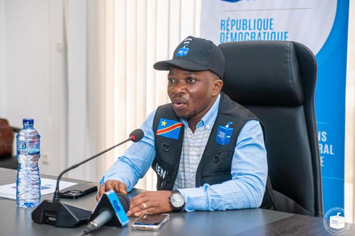 Image de Politique. La République Démocratique du Congo (RDC) se prépare activement pour les élections qui doivent se dérouler le 20 décembre 2023. La Commission électorale nationale indépendante (CENI) est en première ligne de cette préparation, et elle s'est engagée à respecter le délai constitutionnel pour la tenue de ce scrutin crucial. Au cours de la clôture du niveau 2 de la formation des formateurs électoraux, qui s'est déroulée le lundi 6 novembre dans toute la RDC, le rapporteur adjoint de la CENI, Paul Mohindo Mulemberi, a exprimé sa satisfaction quant au respect scrupuleux du chronogramme établi. Cette détermination de la CENI à organiser des élections dans les délais prévus est un enjeu majeur pour la RDC, qui a connu des périodes d'instabilité politique et de violences. La préparation de ces élections est un processus complexe, mais la CENI travaille activement pour que le processus électoral soit transparent et crédible. Le matériel électoral est en cours de déploiement dans tous les bureaux de vote du pays, marquant une étape importante dans la préparation du scrutin. Le déploiement du matériel électoral n'est qu'une partie du travail accompli par la CENI pour garantir le bon déroulement des élections. Un autre aspect crucial est la formation des agents électoraux, qui joueront un rôle essentiel dans la gestion des opérations de vote. Les formateurs, qui ont reçu une formation au niveau 2, sont maintenant chargés de former plus de 349 000 agents électoraux dans les jours à venir. La réussite de ces élections est cruciale pour l'avenir de la RDC. Le pays a traversé des périodes d'instabilité politique et de conflits armés, et ces élections sont censées ouvrir la voie à une transition pacifique du pouvoir. La crédibilité du processus électoral est un facteur clé pour la stabilité à long terme du pays. Les enjeux sont énormes, et les attentes de la population congolaise sont élevées. Cependant, des défis majeurs subsistent. La RDC est un pays vaste et diversifié, avec des défis logistiques considérables pour l'organisation d'élections dans l'ensemble du territoire. De plus, les tensions politiques et les dissensions persistantes entre différentes parties prenantes ajoutent une dimension complexe à ce processus électoral. La question qui se pose est de savoir si la RDC sera en mesure de surmonter ces défis et de garantir la tenue d'élections crédibles et transparentes le 20 décembre 2023. La stabilité et la légitimité du futur gouvernement dépendent en grande partie de la manière dont ces élections se dérouleront. La RDC est-elle prête à franchir cette étape cruciale vers une transition pacifique du pouvoir, et quels sont les défis qui subsistent sur cette voie ? Ces questions demeurent essentielles pour l'avenir de la RDC et pour la stabilité de la région.