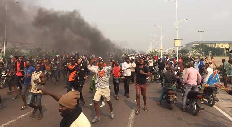 Image de Faits Divers. La tension politique est montée d'un cran dans la ville de Kasumbalesa, située dans la province du Haut-Katanga en République Démocratique du Congo (RDC), alors que des militants du parti Ensemble Pour la République se sont affrontés avec ceux de l'Union pour la Démocratie et le Progrès Social (UDPS). Ces incidents ont eu lieu lors d'une manifestation politique organisée par le parti de Moïse Katumbi en préparation de la venue de leur leader dans la ville. Les violences ont éclaté lorsque des jeunes portant les couleurs de l'UDPS ont attaqué les militants d'Ensemble Pour la République, déclenchant des scènes de confrontation violente. Selon des témoins sur place, les partisans de l'UDPS ont retiré les drapeaux d'Ensemble Pour la République et vandalisé leur siège local à Kasumbalesa. Les affrontements ont conduit à des blessures parmi les militants, avec au moins huit d'entre eux ayant été blessés et transportés à l'hôpital pour des soins médicaux. Moïse Kawaya, président Fédéral d'Ensemble Pour la République à Kasumbalesa, a vivement condamné l'attaque, qualifiant les assaillants de militants de l'UDPS de "coupables d'actes d'intolérance." Il a également souligné que la manifestation avait été organisée pour préparer l'arrivée de Moïse Katumbi dans la ville. Cependant, le parti UDPS de Kasumbalesa a nié toute implication dans l'attaque et a nié avoir envoyé des jeunes pour s'en prendre à un autre parti politique. Cette situation souligne l'animosité entre les deux formations politiques, l'UDPS et Ensemble Pour la République, dans la ville de Kasumbalesa, une animosité qui survient à quelques semaines des élections générales en RDC. Ces élections, qui revêtent une grande importance pour l'avenir politique du pays, sont prévues pour un avenir proche et les acteurs de la société civile ont appelé à la retenue, à la culture de la paix et à une cohabitation pacifique pendant cette période cruciale. Les tensions politiques et les affrontements entre partisans de différents partis sont des problèmes récurrents en RDC à l'approche des élections. Les élections en RDC sont souvent marquées par des controverses et des accusations de fraude électorale, ce qui crée un climat de méfiance entre les partis et leurs partisans. Dans ce contexte, la situation à Kasumbalesa soulève des questions sur la capacité du pays à organiser des élections pacifiques et démocratiques, ainsi que sur la nécessité d'un dialogue politique pour apaiser les tensions.