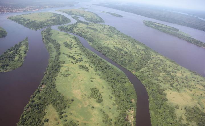 Image de Faits Divers. Dans la nuit du samedi au dimanche dernier, un drame douloureux a secoué la province de la Mongala en République démocratique du Congo (RDC). Un convoi de pirogues motorisées a sombré sur le fleuve Congo à Bumba, entraînant la perte de nombreuses vies. ACTUALITE.CD a recueilli des informations faisant état d'au moins 17 décès, 25 rescapés, et plus de 70 personnes toujours portées disparues. Le convoi, revenant du marché de la localité de Bomenge, située à 125 km de la cité de Bumba, a été le théâtre de cette tragédie inattendue. Le ministre provincial de l'Intérieur et porte-parole du gouvernement de la Mongala, Trésor Magbado, a confirmé l'accident tout en avançant un bilan légèrement moins lourd, mentionnant le repêchage de cinq corps. Cependant, la situation reste complexe en raison du manque de manifeste, compliquant l'estimation précise du nombre de passagers à bord. Selon les estimations, environ une centaine de personnes étaient à bord des pirogues. Les autorités ont déjà confirmé cinq décès, trois disparus, et un nombre considérable de rescapés. Les opérations de recherche se poursuivent, avec l'envoi de techniciens sur place pour coordonner les efforts. Les victimes de ce tragique événement comprennent des marchands et des membres de la communauté chrétienne qui regagnaient leur domicile après une activité religieuse. L'ampleur de la tragédie souligne la diversité des passagers, chacun partageant le même destin tragique. Concernant les circonstances de l'accident, le ministre provincial de l'Intérieur de la Mongala pointe du doigt la navigation nocturne et la surcharge comme facteurs contributifs. Ces éléments soulèvent des questions cruciales sur la sécurité des transports fluviaux dans la région et la nécessité d'une réglementation rigoureuse pour éviter de telles tragédies à l'avenir. Au-delà de l'aspect technique de l'accident, cet événement tragique a également des implications émotionnelles et sociales importantes. Comment la communauté locale, déjà endeuillée, réagit-elle à cette perte considérable de vies? Quelles sont les mesures de soutien mises en place pour aider les familles des victimes et les survivants à surmonter cette épreuve? En conclusion, le naufrage à Bumba a laissé une marque indélébile sur la province de la Mongala. Au-delà du bilan initial, des questions cruciales émergent sur la sécurité des transports fluviaux, la réglementation en vigueur, et les mesures nécessaires pour éviter de futures tragédies similaires. Comment envisagez-vous que ces événements puissent influencer les politiques et les pratiques de sécurité des transports fluviaux dans la région?