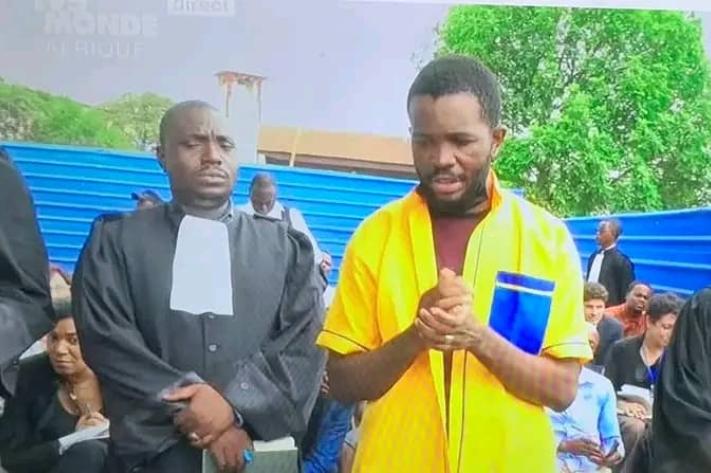 Image de Société. Le mardi 07 novembre, le tribunal de grande instance de Kinshasa/Gombe a refusé la nouvelle demande de mise en liberté provisoire présentée par les avocats du journaliste Stanis Bujakera. Cette décision marque un nouveau développement dans l'affaire judiciaire qui entoure le correspondant de Jeune Afrique, accusé de plusieurs chefs d'accusation, dont le faux en écriture, la falsification des sceaux de l'État, la propagation de fausses informations, et la transmission de messages erronés et contraires à la loi, en relation avec le meurtre de Chérubin Okende, proche collaborateur de Moïse Katumbi. Suite au rejet de la demande de libération provisoire, le tribunal de grande instance a fixé la prochaine audience au 17 novembre. Cette audience se tiendra à la prison centrale de Makala à Kinshasa, où le journaliste est actuellement détenu. Cette nouvelle date souligne la complexité et la sensibilité de l'affaire, qui continue d'attirer l'attention tant au niveau national qu'international. Il est crucial de contextualiser cette affaire dans le cadre plus large du paysage médiatique et judiciaire de la République démocratique du Congo (RDC). Les poursuites judiciaires contre des journalistes soulèvent souvent des préoccupations liées à la liberté de la presse et à la protection des droits fondamentaux, en particulier dans un contexte politique tendu. La question centrale dans cette affaire est de savoir si les accusations portées contre Stanis Bujakera sont fondées et si les procédures judiciaires respectent les normes internationales en matière de droits de l'homme et de liberté de la presse. Comment la communauté internationale réagit-elle à cette affaire, et quelles sont les implications pour la perception de la RDC sur la scène mondiale? Par ailleurs, l'annonce d'une prochaine audience à la prison centrale de Makala soulève des questions sur les conditions de détention et le respect des droits fondamentaux des personnes incarcérées. Quelles sont les mesures en place pour garantir un procès équitable et transparent dans cette situation? En conclusion, le rejet de la demande de libération provisoire de Stanis Bujakera intensifie l'attention sur cette affaire emblématique et soulève des questions cruciales sur la liberté de la presse et l'indépendance judiciaire en RDC. Comment envisagez-vous que cette affaire puisse influencer le paysage médiatique et judiciaire du pays, et quels sont les enjeux plus larges pour la liberté de la presse en Afrique centrale?