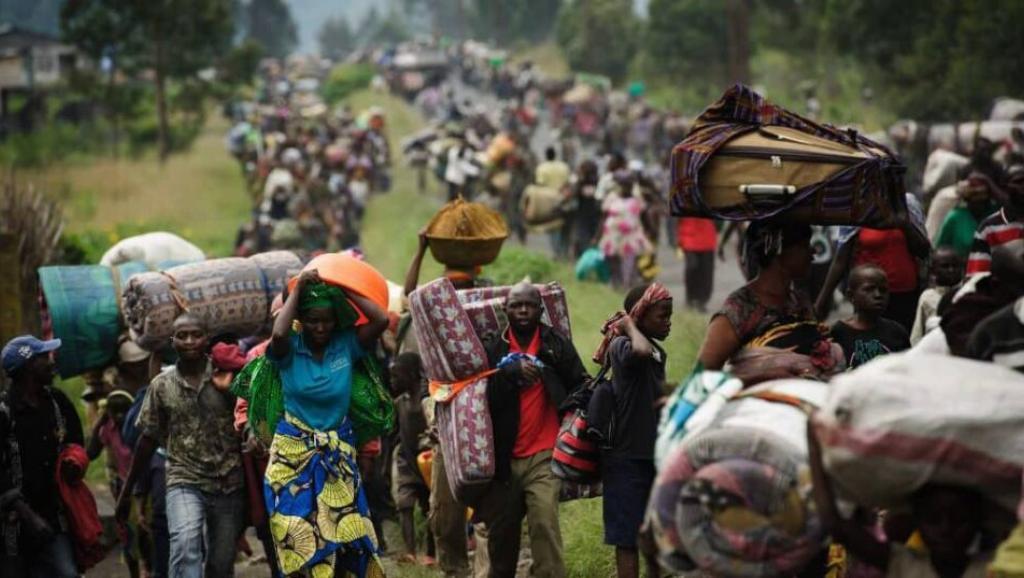 Image de Société. L’Union Européenne a récemment décidé d'octroyer une enveloppe supplémentaire de 13,3 millions d'euros pour intensifier la réponse humanitaire dans l'est de la République démocratique du Congo (RDC). Cette décision intervient dans un contexte marqué par une escalade de la violence et une détérioration alarmante de la situation humanitaire dans cette région. Ces fonds supplémentaires témoignent de l'engagement de l'UE à répondre aux besoins criants des populations confrontées à des défis multiples, allant des conflits persistants à la pauvreté, à la malnutrition et aux épidémies récurrentes. L'est de la RDC est une région où la situation humanitaire demeure parmi les plus complexes et préoccupantes au monde. Les conflits armés, les déplacements massifs de population, la pauvreté généralisée et les crises sanitaires contribuent à créer un environnement extrêmement difficile pour les habitants. Face à ces défis, l'Union Européenne renforce son soutien en vue d'atténuer les souffrances des populations les plus vulnérables, travaillant en étroite collaboration avec des partenaires humanitaires sur le terrain. Janez Lenarčič, Commissaire européen à l'aide humanitaire et à la Réaction aux crises, a souligné l'importance de cette assistance dans le contexte actuel. Il a mentionné que l'insécurité alimentaire, exacerbée par les conflits et les catastrophes climatiques, est en augmentation dans la région des Grands Lacs en Afrique de l'Est. L'UE s'efforce d'apporter une réponse humanitaire d'urgence pour soulager les souffrances des populations vulnérables. Depuis le début de l'année, l'UE a déjà engagé près de 96 millions d'euros pour soutenir la réponse à la crise humanitaire dans l'est de la RDC. Cela s'ajoute aux initiatives telles que les EUHAF (European Humanitarian Air Flights) et les ponts humanitaires aériens, qui ont été mises en place pour faciliter la réponse humanitaire dans la région. Cette nouvelle allocation de fonds, soit 13,3 millions d'euros, constitue une contribution significative à la gestion des crises humanitaires dans cette partie du continent africain. Il est essentiel de noter que l'UE n'a pas limité son engagement à la RDC seule. L'allocation de 13,3 millions d'euros s'inscrit dans un contexte plus large, avec une enveloppe globale de 26,7 millions d'euros destinée à répondre à de multiples crises humanitaires. Outre la RDC, d'autres pays de la région des Grands Lacs et de la Corne de l'Afrique bénéficieront de ces fonds, notamment le Soudan du Sud, l'Ouganda, la Somalie, et la République démocratique du Congo. Selon un rapport du Bureau de coordination des affaires humanitaires des Nations Unies (OCHA), la situation humanitaire dans les territoires de Masisi et Rutshuru, en RDC, est particulièrement alarmante. Les affrontements récents entre le groupe rebelle M23 et les groupes locaux ont entraîné un déplacement massif de la population, avec des conséquences humanitaires considérables. Les zones les plus touchées, comme Rutshuru, ont enregistré des arrivées massives de personnes déplacées, exposant ces dernières à des besoins urgents en matière de nourriture, d'eau, d'abris et de soins de santé. La décision de la Cour d’Appel du Kasaï Oriental réhabilitant Aimé Matamba à la tête de la Direction Générale des Recettes du Kasaï Oriental est un développement significatif qui mérite d'être examiné plus en détail. La suspension préventive de Matamba par l'arrêté de Julie Kalenga Kabongo, gouverneur de la province, avait suscité des interrogations quant à la procédure suivie et aux motivations sous-jacentes. Selon la Cour d'Appel, l'arrêté de suspension ne respectait pas les dispositions de l'article 13 de l'arrêté provincial n°01/0019/CAB.PROGOU/K.OR/2022. Cette disposition exige que l'autorité hiérarchique indique clairement les circonstances ayant conduit à la suspension d'un agent, sous peine de nullité. De plus, la mesure de suspension doit être accompagnée de l'ouverture d'une action disciplinaire dans les cinq jours suivant la suspension. Dans le cas présent, la transmission du procès-verbal de constat des fautes disciplinaires à l'incriminé a eu lieu après un délai considérable par rapport à la date de l'arrêté de suspension, soulevant ainsi des préoccupations quant à la procédure. La décision de la Cour d'Appel suspend les effets de l'arrêté provincial N°01/0124/CAB.PROGOU/K.OR/2023, rétablissant Aimé Matamba dans ses fonctions de Directeur général de la Direction Générale des Recettes du Kasaï Oriental. Cette décision a un impact significatif sur la gouvernance locale et les questions administratives dans la province. Dans le contexte de cette réhabilitation, il est important d'explorer plus en détail les événements qui ont conduit à la suspension initiale de Matamba. Les résultats de l'enquête ou de l'évaluation qui ont motivé l'arrêté de suspension devraient être examinés pour comprendre pleinement les enjeux et les allégations qui ont pu être à l'origine de cette mesure administrative. En parallèle, l'annonce de nouvelles nominations à la tête de la Direction Générale des Recettes du Kasaï Oriental le 6 novembre soulève des questions sur la stabilité et la continuité de la gestion financière et fiscale dans la province. Comment ces changements de leadership affecteront-ils la perception des recettes et les opérations financières dans la région? La décision de la Cour d'Appel et les développements subséquents dans la gestion de la Direction Générale des Recettes du Kasaï Oriental soulèvent des questions plus larges sur la gouvernance, la transparence et la responsabilité dans les institutions publiques locales. Il est crucial de se pencher sur ces questions pour évaluer l'impact sur la stabilité administrative et financière de la province, ainsi que pour comprendre les implications plus vastes de ces événements sur la confiance du public et la crédibilité des institutions locales.