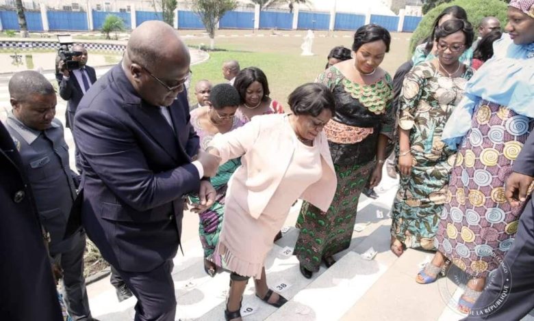 Image de Société. Le récent recrutement de 706 cadres et agents pour le nouveau Secrétariat général des Personnes Vivant avec Handicap (PVH) en République démocratique du Congo a suscité des protestations de la part de personnes handicapées, qui dénoncent les critères restrictifs édictés par le gouvernement pour les postulants. Cette controverse met en lumière des préoccupations cruciales liées à l'inclusion des personnes handicapées dans l'administration publique, soulignant la nécessité de réexaminer les conditions de recrutement pour favoriser une participation plus large. Contexte du Recrutement et Contestations Le gouvernement avait lancé ce recrutement ambitieux pour renforcer le Secrétariat général des PVH, tant au niveau central que territorial. Cependant, des voix se sont élevées parmi les personnes vivant avec handicap, exprimant leur frustration quant aux exigences jugées trop rigides pour le processus de candidature. Leur principal argument concerne l'inaccessibilité de ces critères pour de nombreux candidats handicapés, entravant ainsi leur volonté de contribuer à la gestion des affaires du pays. Appel à la Conscience du Gouvernement Dans une déclaration publique, les personnes handicapées ont appelé à la conscience du gouvernement, soulignant la nécessité de réviser les critères de recrutement pour aligner la politique d'emploi sur la vision du Chef de l'État. Elles plaident en faveur de la méritocratie tout en suggérant des ajustements spécifiques pour garantir une représentation équitable des personnes handicapées au sein de l'administration publique. Plaidoyer pour l'Assouplissement des Critères Les contestataires demandent spécifiquement la suppression de certains critères, notamment l'exigence de 9 ans d'expérience pour certaines personnes handicapées ayant travaillé avec des ONG et des ASBL. De plus, elles demandent l'autorisation pour les personnes handicapées qui n'ont pas accès aux nouvelles technologies de déposer physiquement leur dossier aux divisions de la fonction publique de leurs provinces respectives. Ces demandes reflètent la nécessité d'ajuster les conditions de candidature pour tenir compte des réalités et des défis spécifiques auxquels sont confrontées les personnes handicapées. Problèmes liés au Timing et à la Soumission des Candidatures Un autre point soulevé par les personnes vivant avec handicap concerne le timing du processus de candidature. Elles estiment que le laps de temps entre la publication de l'offre et la clôture des soumissions n'est pas favorable aux candidats handicapés, soulignant ainsi une lacune dans la conception du processus de recrutement. Questionnements sur l'Inclusion et l'Égalité Face à ces contestations, des questions plus larges sur l'inclusion des personnes handicapées dans la société congolaise émergent. Comment le gouvernement compte-t-il garantir une représentation équitable des personnes handicapées dans l'administration publique, alignant ainsi ses actions sur les principes de diversité et d'égalité d'opportunités ? Quelles mesures spécifiques seront prises pour surmonter les obstacles rencontrés par les personnes handicapées, tant dans le domaine de l'emploi que dans d'autres aspects de la vie quotidienne ? La controverse entourant ce processus de recrutement met en lumière la nécessité d'une réflexion approfondie sur les politiques d'emploi inclusives, soulignant que les adaptations nécessaires doivent être mises en place pour garantir une participation significative de toutes les composantes de la société, y compris les personnes vivant avec handicap. Comment le gouvernement envisage-t-il de répondre à ces préoccupations légitimes et de créer un environnement inclusif propice à la contribution de tous les citoyens, quel que soit leur statut physique ?