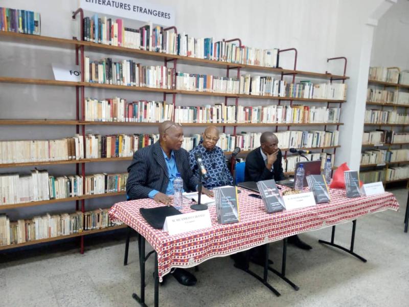 Image de Littérature. L'ouvrage monumental intitulé « Le Congo, Terre promise, proie des holocaustes. Les croisades antisémites dans la Forêt du Midi » suscite des débats en mettant en lumière une perspective unique sur les massacres récurrents en République démocratique du Congo (RDC). Publié aux éditions El Elyon, cet ouvrage de 812 pages remet en question la perception commune selon laquelle ces violences résultent principalement du pillage des ressources naturelles du pays. Au cœur des débats récents à la bibliothèque du centre Wallonie Bruxelles de Kinshasa, l'ouvrage propose une analyse complexe et provocante. La Thèse Fondamentale Selon les auteurs, dont Mukendi Kalhàlà Wa Ntiita, égyptologue et linguiste, le mobile des massacres en RDC va au-delà du simple pillage des ressources. Ils avancent que l'objectif sous-jacent est l'extermination du peuple congolais en vue de le remplacer. Cette thèse s'oppose à la vision simpliste selon laquelle l'intérêt réside dans la richesse du pays. Les massacres, selon eux, sont une stratégie pour éliminer la population et prendre possession du territoire. Holocaustes Passés et Présents Les auteurs identifient deux des plus grands holocaustes dans l'histoire congolaise : celui de Léopold II, responsable de la mort de plus de 15 millions de personnes en 10 ans, et celui de Paul Kagame, qu'ils considèrent comme manipulé par l'Occident, ayant causé la mort de plus de 12 millions de personnes en 25 ans. Ces chiffres, bien que sujets à débat, soulignent l'ampleur des pertes humaines subies par le Congo au fil des décennies. Identité Juive du Peuple Congolais Une des affirmations audacieuses de l'ouvrage concerne l'identité juive du peuple congolais. Les auteurs postulent que le Congo, de par ses caractéristiques physiques décrites dans la Bible, est la véritable terre promise à Abraham par Dieu. Ils réfutent ainsi la thèse biblique et occidentale qui place la terre promise en Canaan, l'actuelle Palestine. Leur argument repose sur des facteurs linguistiques, culturels, géographiques et géopolitiques. Analyse des Attributs de la Terre Promise Les auteurs examinent les attributs décrits dans les textes sacrés pour identifier la terre promise. Ils soulignent que la Palestine ne correspond pas à ces critères. Le Congo, en revanche, avec son abondance en eau, ses ressources naturelles diversifiées, et son rôle écologique majeur, semble mieux correspondre à la description biblique de la terre promise. Les Diasporas et l'Installation en Afrique Subsaharienne L'ouvrage avance que les différentes diasporas juives de l'histoire ont conduit le peuple juif à s'installer en Afrique subsaharienne, en particulier en RDC, considérée comme la terre promise par Dieu. Cette affirmation ouvre de nouvelles perspectives sur l'histoire et la dispersion du peuple juif à travers le monde. Le Congo, Terre Promise : Scandale Hydrographique, Géologique, et Écologique Les coauteurs soutiennent que le Congo est la terre promise en raison de ses caractéristiques uniques. Ils le décrivent comme un "scandale hydrographique" en raison de son abondance en eau, un "scandale géologique" en raison de ses ressources naturelles diversifiées, et un "scandale écologique" en raison de son rôle vital dans les cycles naturels de la flore. Débat et Perspectives Futures L'ouvrage a suscité des débats animés et a remis en question des perspectives établies. Face à cette interprétation audacieuse de l'histoire et de l'identité congolaise, des questions émergent. Comment cette thèse sera-t-elle accueillie au niveau national et international ? Quelles implications cela pourrait-il avoir sur la compréhension de l'histoire et la résolution des conflits en RDC ? Le débat suscité par cet ouvrage pourrait-il catalyser une réévaluation des récits historiques et identitaires en Afrique et au-delà ?