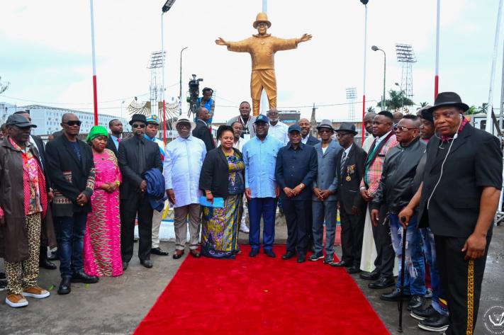 Image de Culture. Le mercredi 8 novembre 2023, le président de la République démocratique du Congo, Félix Antoine Tshisekedi, a dévoilé un monument dédié à l'artiste musicien emblématique Papa Wemba, sur une place du quartier Matonge à Kinshasa. Cet événement, organisé dans le cadre d'une cérémonie spéciale, a mis en lumière l'héritage culturel et artistique exceptionnel de Papa Wemba, décédé le 24 avril 2016 à Abidjan, en Côte d'Ivoire. Lors de cette cérémonie significative, la ministre de la Culture, arts et patrimoines, Catherine Furaha, a exprimé le souhait que le président Tshisekedi accélère la procédure de signature d'ordonnances pour que le monument dévoilé, ainsi que d'autres à Kinshasa et dans toute la RDC, soient reconnus et classés par l'UNESCO. Cette démarche viserait à consolider le dossier en vue d'une représentation officielle auprès de l'organisation internationale. La ministre a souligné les multiples talents de Papa Wemba, rappelant sa contribution exceptionnelle à la musique congolaise et internationale. Elle a mis en avant la polyvalence de l'artiste, soulignant qu'au-delà de sa carrière musicale, Papa Wemba était également acteur, mannequin, et philosophe. Sa création de la Société des ambianceurs et des personnes élégantes (Sape) a non seulement défini un style distinctif mais a également souligné son rôle en tant que créateur de tendances. La biographie de Papa Wemba, de son vrai nom Shungu Wembadio Pene Kikumba, révèle un parcours musical exceptionnel. De la fondation du groupe "Zaiko Langa Langa" en 1969 à la création de "Viva la Musica" en 1977, Papa Wemba a marqué l'histoire musicale du Congo. Sa contribution à la World music dans les années 1980 et son rôle d'ambassadeur culturel en Europe ont contribué à populariser l'afro pop à l'échelle mondiale. Son engagement artistique s'est poursuivi avec la sortie d'albums tels que "Kaka Yo" en 2008 et "Maître d'école" en 2014, démontrant son influence continue sur la scène musicale. La cérémonie de dévoilement du monument a également été l'occasion pour la ministre de rappeler que le président Tshisekedi avait acquis la maison de Papa Wemba, contribuant ainsi à la préservation de son héritage culturel. Cet hommage à Papa Wemba soulève des questions essentielles sur la reconnaissance du patrimoine culturel en RDC et son inscription potentielle à l'UNESCO. Comment cette initiative pourrait-elle contribuer à la préservation et à la promotion du patrimoine artistique congolais ? Quels sont les impacts attendus sur la reconnaissance internationale de Papa Wemba en tant que figure culturelle majeure ? Ces questions soulignent l'importance de la préservation du patrimoine culturel et de son rôle dans la construction de l'identité nationale et internationale.