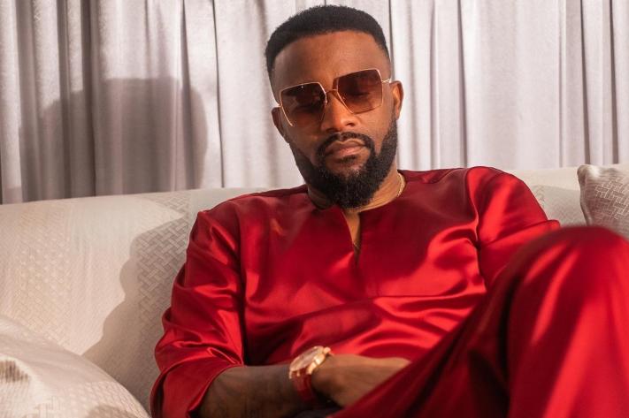 Image de Musique/Radio. À peine un an après la sortie de l'album "Formule 7", Fally Ipupa démontre sa persévérance en se tournant déjà vers l'avenir. La star congolaise promet un prochain opus à la fois "lourd" et "international", montrant ainsi sa détermination à rester au sommet de l'industrie musicale. Fally Ipupa, artiste émérite et quadragénaire, incarne une vision éclectique de la musique, brisant les barrières culturelles et prônant les échanges artistiques. Il comprend que la promotion de l'écoute passe par une approche multifacette, mais il souligne que le succès repose avant tout sur le travail acharné. Son évolution artistique au fil des années atteste de son engagement envers l'excellence, et il reste convaincu de la nécessité constante de se réinventer. Malgré le succès indéniable de son dernier album rumba, "Formule 7", Fally Ipupa ne se repose pas sur ses lauriers. Il exprime sa soif insatiable de succès et sa volonté de relever de nouveaux défis. Lors d'une apparition dans l'émission "Une journée avec Fally Ipupa" sur Trace Kitoko, le chanteur congolais annonce avec enthousiasme son prochain projet musical. "Mon prochain album, qui sera urbain, sera vraiment lourd et international", déclare-t-il avec assurance. Cette annonce suscite une attente palpable parmi le public, qui est désormais impatient de découvrir ce que réserve le prochain opus de Fally Ipupa. Sa capacité à constamment innover et à captiver son auditoire suggère que cet album à venir pourrait bien être un autre triomphe pour l'artiste talentueux. Quelles nouvelles frontières musicales Fally Ipupa explorera-t-il dans son prochain album, et comment continuera-t-il à redéfinir son art pour rester pertinent dans l'industrie musicale internationale ?