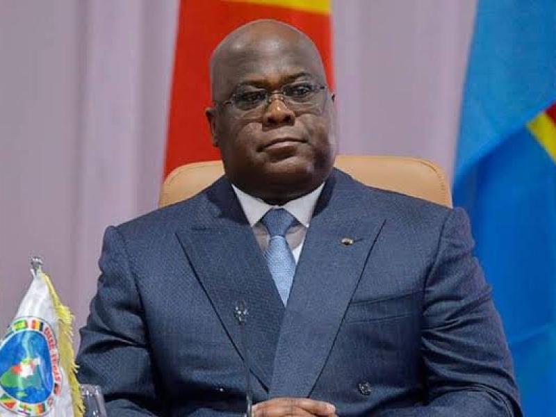 Image de Politique. Le président congolais, Félix Tshisekedi, suscite l'attention internationale avec sa visite imminente à Entebbe (Ouganda) et à Nairobi (Kenya), où des rencontres cruciales sont prévues avec les présidents Yoweri Museveni et William Ruto. Bien que l'ordre du jour de ces entretiens reste confidentiel, les spéculations suggèrent que les discussions pourraient se concentrer sur les relations bilatérales, avec un accent particulier sur les questions de sécurité dans l'est de la République Démocratique du Congo (RDC). Un élément clé de cette dynamique réside dans la présence actuelle de l'armée ougandaise dans la région, impliquée dans deux opérations distinctes. D'une part, une collaboration avec les Forces Armées de la RDC (FARDC) dans le territoire de Beni (Nord-Kivu) pour combattre les combattants ADF. La rencontre entre le président ougandais Museveni et les hauts officiers des Forces de Défense du Peuple Ougandais (UPDF) et des FARDC en août dernier a souligné l'évaluation en cours de cette opération conjointe. D'autre part, l'UPDF participe à la force régionale de la Communauté des États de l'Afrique de l'Est dans la lutte contre le M23. Cependant, cette implication régionale est sujette à la critique de Kinshasa, le président Tshisekedi remettant en question l'efficacité de cette force, l'accusant même de complicité avec le M23. Ce contexte complexe crée un arrière-plan intrigant pour les discussions à venir entre les dirigeants, avec des enjeux de sécurité régionale et des divergences stratégiques à l'ordre du jour. La visite de Tshisekedi revêt une importance particulière à la lumière de ses préoccupations antérieures concernant le mandat de la force régionale. Son refus de renouveler le mandat, soulignant son inefficacité perçue sur le terrain et des allégations de collusion avec le M23, reflète une position ferme qui pourrait être un point central des négociations à venir. Les répercussions de ces pourparlers ne sont pas limitées aux frontières de la RDC, mais pourraient avoir des implications régionales significatives en influençant les relations entre les pays de la région. Dans un contexte où la stabilité de l'est de la RDC est précaire, les résultats de ces rencontres auront des répercussions profondes sur la sécurité et les relations diplomatiques dans la région. Les attentes sont élevées, et les observateurs internationaux chercheront à comprendre les évolutions qui découleront de ces discussions cruciales entre Tshisekedi, Museveni et Ruto. Alors que le monde attend avec anticipation les développements de ces entretiens, une question essentielle demeure : quel sera l'impact de ces discussions sur la sécurité régionale et les relations bilatérales entre ces nations africaines clés? La réponse à cette question pourrait façonner le paysage politique et sécuritaire de la région dans les mois à venir, et peut-être même au-delà.