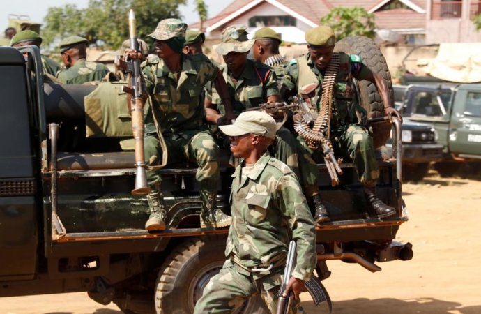 Image de Faits Divers. La première audience opposant l'auditeur militaire près le tribunal militaire garnison de Kikwit, Kwango et Kwilu siégeant en audience foraine à Kenge, à un militaire de la 11ème région militaire, a été le théâtre d'un déroulement tumultueux, marquant un épisode tragique dans le processus judiciaire. L'affaire implique un militaire accusé d'avoir tiré à bout portant sur trois personnes, provoquant la mort de deux soldats sur place à Kenge et des blessures à la femme de l'un d'eux et à son enfant. Cependant, la situation a pris une tournure dramatique lorsque le prévenu a exprimé des intentions controversées, suscitant la colère du public présent. La cause de l'indignation était la déclaration du militaire prévenu devant le tribunal, affirmant que son acte meurtrier visait à "créer une histoire et laisser des traces au sein de l'armée". Cette justification a déclenché une vague de protestations dans la salle d'audience et au-delà, révélant les tensions sous-jacentes entre la population locale et les forces armées. Au cours de l'instruction, le tribunal a tenté de calmer la situation en demandant au prévenu de retirer ses propos, mais celui-ci a refusé, approfondissant même ses déclarations. Face à cette obstination, la colère de la population s'est intensifiée, conduisant à une invasion de la salle d'audience. La situation a nécessité l'intervention des forces de l'ordre, qui ont été contraintes de recourir à des balles de sommation pour disperser la foule en colère. Cet incident soulève plusieurs questions cruciales. Tout d'abord, il met en lumière les défis auxquels est confrontée la justice militaire lorsqu'elle traite d'affaires sensibles, mettant en évidence la nécessité d'un équilibre délicat entre le maintien de l'ordre et le respect des droits fondamentaux. De plus, il soulève des préoccupations quant à la relation entre l'armée et la population civile, mettant en évidence la fragilité de cette dynamique et la nécessité d'une communication et d'une compréhension mutuelle. Dans un contexte plus large, cet incident soulève des questions sur la sécurité des audiences judiciaires et la préparation des autorités face à des situations potentiellement explosives. Comment les autorités comptent-elles rétablir la confiance dans le système judiciaire militaire et prévenir de tels dérapages à l'avenir ? Quelles mesures sont envisagées pour renforcer la sécurité des audiences et garantir la transparence dans le processus judiciaire ? Enfin, cette situation appelle à une réflexion plus profonde sur les conditions qui ont conduit à cet acte meurtrier et sur les mesures préventives nécessaires pour éviter de telles tragédies à l'avenir. Quelles sont les lacunes dans le système qui ont permis à cette affaire de dégénérer de manière aussi dramatique, et comment ces lacunes peuvent-elles être comblées pour assurer une administration de la justice équitable et transparente ?