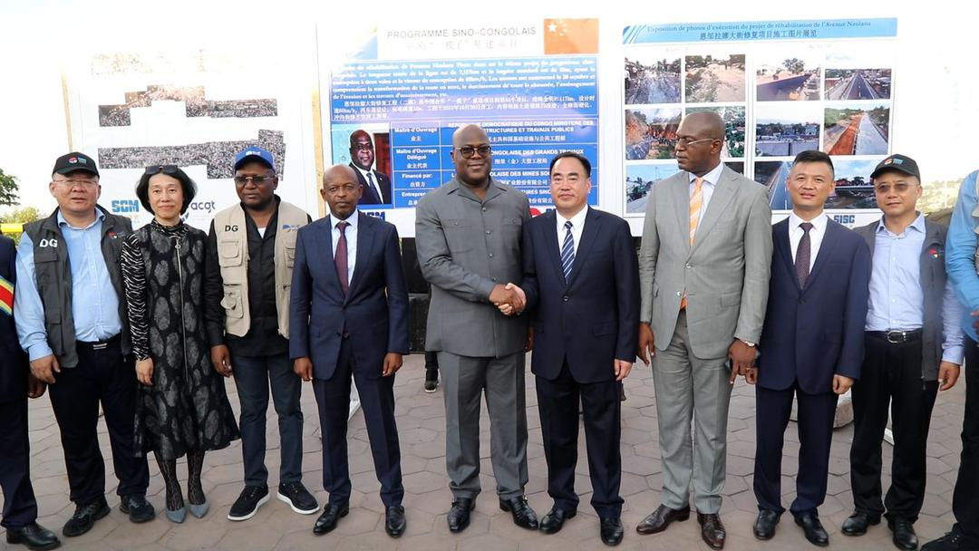 Deuxième Image de Société. La république démocratique du Congo (RDC) a récemment célébré un jalon majeur de développement avec l'inauguration de la route Nzolana à Kinshasa. Ce projet d'infrastructure cruciale, reliant les communes de Ngaliema et Mont-Ngafula, a été réalisé grâce à la collaboration entre la RDC et la Sino-congolaise des mines (SICOMINES), dans le cadre d'un contrat avec la Chine. L'inauguration, présidée par le chef de l'État, le président Thisekedi, a marqué une étape significative dans le développement des infrastructures en RDC. La route Nzolana, longue de 7.117 km, représente bien plus qu'une simple voie de circulation. Elle incarne le désenclavement de quartiers essentiels tels que Mama Yemu, Punga, Bumba, et Gombe Kipusa, apportant une connectivité essentielle à ces communautés. Le directeur général de la SICOMINES, Nico Nzau, a souligné l'excellente collaboration entre les entreprises chinoises et la partie congolaise, soulignant que cette synergie a permis d'accélérer la réalisation de la route Nzolana. Il a également noté que les négociations ont porté sur la réduction des délais de livraison, passant de mai 2024 à une date plus avancée, le 31 décembre 2023. Cette efficacité dans la mise en œuvre souligne l'importance des partenariats internationaux dans le développement des infrastructures en RDC. Pendant la phase de construction, des efforts concertés ont été déployés pour assurer la qualité de l'ouvrage. Cependant, quelques détails restent à finaliser, notamment l'installation de dos d'âne et la finalisation de certains ouvrages. Ces ajustements mineurs ne ternissent cependant pas l'impact positif que la route Nzolana apporte à la vie quotidienne des habitants de Kinshasa. Les retombées de ce projet vont au-delà de la simple infrastructure routière. En désenclavant ces quartiers, la route Nzolana ouvre de nouvelles opportunités économiques et sociales. Les habitants, les entreprises locales et les commerces bénéficieront de cette connectivité accrue, favorisant le commerce, l'emploi et le développement communautaire. Un notable de la région, Adrien Ngody, a exprimé sa gratitude envers le président Thisekedi pour son engagement dans la réalisation de cet ouvrage vital. Cette reconnaissance souligne l'importance des projets d'infrastructures dans le renforcement du lien entre les dirigeants et les citoyens, démontrant comment les initiatives de développement peuvent avoir un impact tangible sur la vie quotidienne. Alors que la route Nzolana devient opérationnelle, une question importante émerge : Comment cette nouvelle infrastructure va-t-elle façonner l'avenir de ces quartiers désemparés et quelles opportunités supplémentaires pourrait-elle générer pour la croissance et le bien-être des communautés locales ?