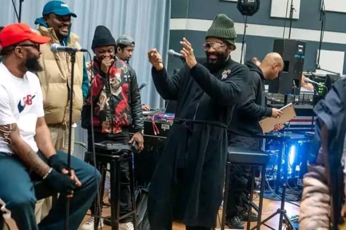 Image de Célébrités. La préparation du concert de Fally Ipupa à la Défense Arena de Paris le 25 novembre 2023 suscite une attention particulière de la part des autorités françaises, avec une présence marquée des éléments de la police pour assurer la sécurité des séances de répétitions. Cette mesure de sécurité découle des tensions suscitées par la tenue de cet événement, avec des voix s'élevant pour exprimer leur opposition à cette production, en particulier de la part des ressortissants africains vivant en France. Des vidéos circulant sur les réseaux sociaux dépeignent clairement la présence des forces de sécurité, vêtues en uniforme policier, surveillant attentivement les répétitions de Fally Ipupa et de son orchestre. La mobilisation policière souligne la sensibilité entourant cet événement musical et témoigne des préoccupations suscitées parmi la communauté africaine en France. Les critiques émanant principalement de la diaspora africaine soulignent un appel à la paix en Afrique avant de célébrer une fête artistique. Certains activistes camerounais, sénégalais, ivoiriens, et d'autres groupes ont exprimé leur opposition à la France-Afrique et ont appelé à une manifestation devant la Défense Arena le 25 novembre 2023. Ils soulignent que festoyer pendant que des millions de Congolais souffrent et meurent est incompatible avec leurs principes éthiques et humanitaires. Cette opposition soulève des questions plus larges sur la relation entre la France et l'Afrique, suscitant des débats sur la responsabilité politique et sociale de la France vis-à-vis des pays africains. La tension entourant le concert de Fally Ipupa devient ainsi le reflet d'un dialogue plus vaste sur les enjeux sociaux, politiques et culturels entre l'Afrique et la France. Alors que la date du concert approche, la question centrale qui se pose est la suivante : Comment cet événement musical influencera-t-il la perception de la France-Afrique et des relations franco-africaines, et quelles implications cela pourrait-il avoir sur les futurs événements culturels impliquant des artistes africains en France ?