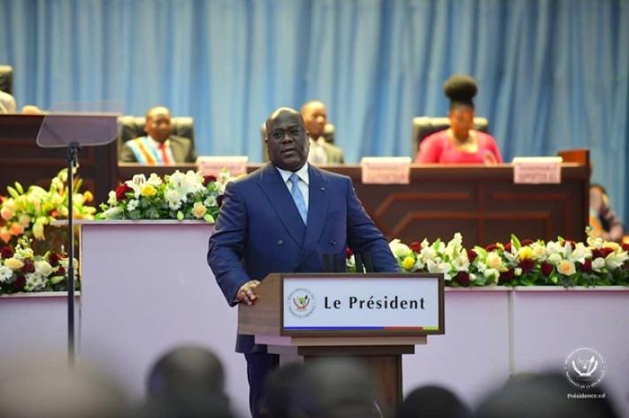 Image de Politique. Le discours télévisé sur l'état de la nation du président de la République démocratique du Congo, Félix Tshisekedi, a fourni une perspective approfondie sur la situation sécuritaire du pays, les développements politiques à l'est et les enjeux entourant les échéances électorales de décembre. Au cours de cette allocution de plus de deux heures devant les membres des deux chambres du Parlement réunis en congrès à Kinshasa, plusieurs points clés ont été abordés, reflétant les préoccupations et les défis actuels. Le discours a débuté par une analyse critique de la résurgence du groupe rebelle M23 et son implication présumée dans une agression soutenue par le Rwanda. Le président Tshisekedi a salué l'engagement de l'assemblée face à cette menace, soulignant la nécessité d'une réponse unifiée contre cette agression barbare. Il a également mis en lumière le déploiement de forces étrangères dans l'est de la RDC en réponse aux combats en cours. Un aspect essentiel du discours a été la discussion sur les alliances militaires du gouvernement et sa coopération avec les forces internationales présentes sur le territoire, notamment la MONUSCO et la force régionale de la Communauté de l'Afrique de l'Est. Tshisekedi a évoqué les mécanismes en cours de discussion pour le retrait de certaines de ces forces, indiquant une transition stratégique dans la gestion de la sécurité régionale. La question cruciale du maintien des échéances électorales de décembre a également été abordée. Malgré la guerre et l'insécurité persistantes dans l'est du pays, Tshisekedi a soutenu la décision de maintenir le vote, soulignant l'importance de consolider la démocratie fragile du pays. Cependant, la réalité des zones échappant au contrôle de l'État soulève des inquiétudes quant à la participation de millions d'électeurs. Le discours a également mis en lumière les interventions économiques envisagées, notamment des mesures ciblées sur les prix des matières premières et les politiques monétaires pour stabiliser le franc congolais. Cette initiative vise à atténuer les défis liés à une forte inflation et à une crise du coût de la vie, offrant ainsi un aperçu des plans du gouvernement pour renforcer la stabilité économique. La mention de la liste définitive des candidats à l'élection présidentielle du 20 décembre, qui sera dévoilée par la Cour constitutionnelle le 18 novembre, souligne l'importance de cette étape cruciale dans le processus électoral. Alors que le pays se prépare pour les élections, la question finale soulevée par le président Tshisekedi - le choix entre retourner à la case départ ou consolider les progrès réalisés - invite à une réflexion sur les défis et les opportunités qui façonnent l'avenir politique et économique de la République démocratique du Congo. Comment ces décisions influenceront-elles la trajectoire du pays et de ses citoyens, et quelles perspectives s'ouvrent pour le renforcement de la démocratie et du développement ?