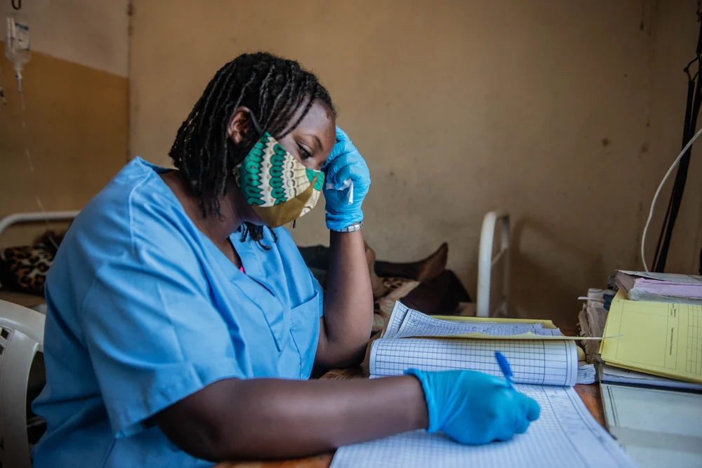 Image de Santé. La récente mission d'audit de la Cour des comptes aux ministères de la Santé publique, du Budget et des Finances a mis en lumière un grave détournement de fonds lié aux soins de santé à l'étranger, financés par le trésor public congolais. Les résultats de l'audit révèlent un détournement dépassant les 10,5 milliards de francs congolais, impliquant 873 individus ayant bénéficié de l'intervention de l'État pour des soins médicaux à l'étranger. Un aspect alarmant du rapport souligne que sur ces 873 personnes, 366 ne peuvent être retracées à la Direction Générale des Migrations (DGM), laissant planer des suspicions de fraudes. Le Premier Président de la Cour des comptes, Jimmy Munganga, a présenté ces conclusions choquantes lors d'une conférence de presse le 17 novembre. Il a précisé que toutes les personnes non retracées sont susceptibles de faire l'objet d'accusations de détournement de fonds publics. Face à cette situation, le président de la Cour des comptes a pris la décision de transmettre le dossier à la ministre d'État en charge de la Justice, Rose Mutombo, le 20 novembre. Cette action vise à traduire les présumés détournements devant les juridictions compétentes et à garantir une réponse judiciaire appropriée. Ces révélations soulèvent des préoccupations majeures quant à la gestion des fonds publics alloués aux soins de santé à l'étranger et mettent en lumière des lacunes dans le suivi des bénéficiaires de ces interventions. Comment cette affaire de détournement financier affectera-t-elle la confiance du public dans le système de santé congolais et quelles mesures de réforme seront nécessaires pour prévenir de telles fraudes à l'avenir ?