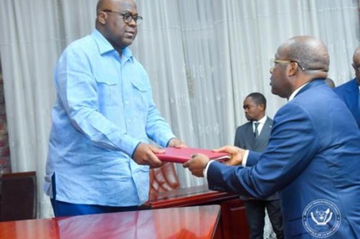 Image de Société. Le 17 novembre, le Chef de l'État, Félix-Antoine Tshisekedi, a présidé la cérémonie officielle de signature de l'Accord portant statut de la force de la SADC, marquant une étape cruciale dans le déploiement imminent de cette force en République démocratique du Congo (RDC). La signature de cet accord témoigne de l'engagement du gouvernement congolais à fournir les facilités diplomatiques nécessaires à cette intervention régionale, matérialisant ainsi l'initiative de la SADC à déployer ses forces. Le ministre des Affaires étrangères, Christophe Lutundula, a souligné que cet accord définissait clairement l'objet de la mission de la force régionale, qui sera déployée pour soutenir l'armée congolaise dans la lutte contre le M23 et d'autres groupes armés perturbant la paix et la sécurité en RDC. Cette décision fait suite à la réunion des Chefs d'État de la SADC à Luanda le 4 novembre, au cours de laquelle la situation à l'est de la RDC, marquée par la résurgence du M23 soutenu par le Rwanda, a été discutée. Le déploiement de la force de la SADC a été proposé pour remplacer celle de la Communauté de l'Afrique de l'Est (EAC). Le 10 novembre, lors du Conseil des ministres, le Président Tshisekedi a exhorté les vice-premiers ministres des Affaires Étrangères et de la Défense à prendre toutes les mesures nécessaires pour assurer le déploiement effectif de la force de la SADC en RDC, en accord avec les conclusions du 43e sommet des chefs d'État de la SADC concernant cette mission. Alors que le déploiement de la force régionale se profile, des questions cruciales émergent sur l'efficacité de cette intervention pour restaurer la stabilité dans la région. Comment la collaboration entre la SADC et les autorités congolaises sera-t-elle orchestrée pour garantir le succès de cette mission, et quelles sont les implications à long terme pour la paix et la sécurité dans l'est de la RDC ?